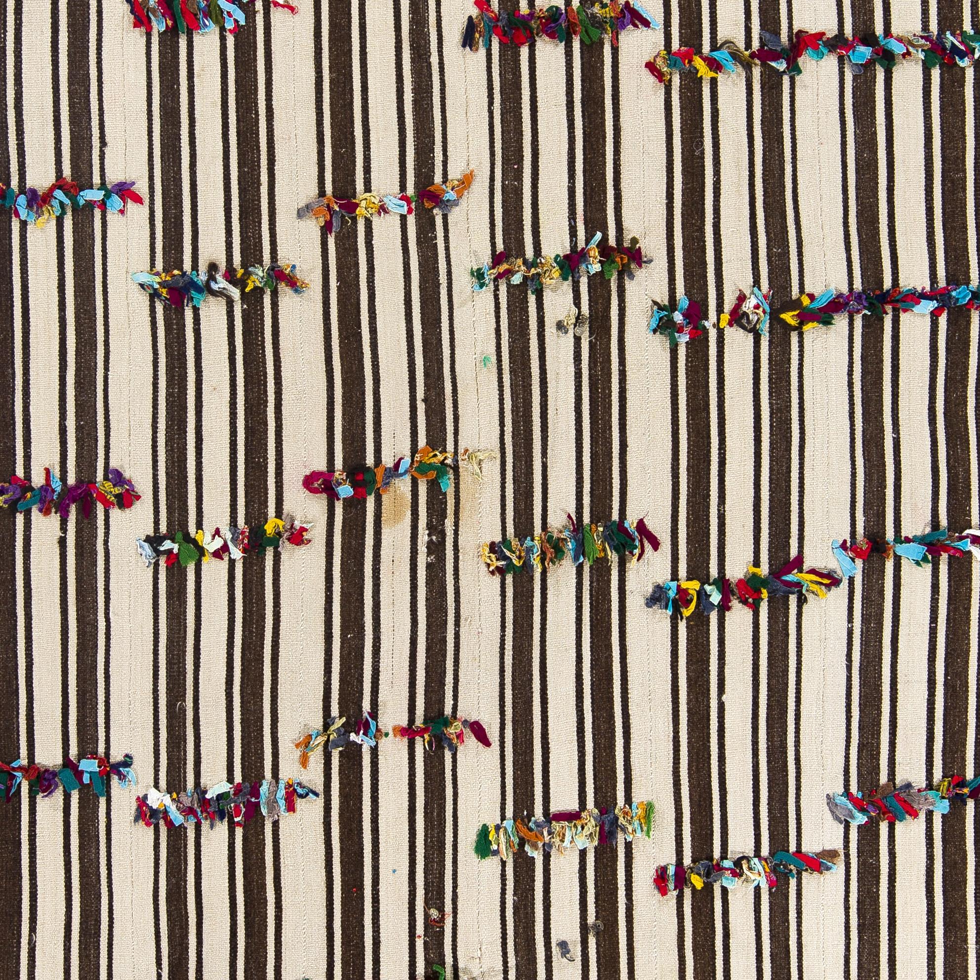 Handgewebter gestreifter türkischer Kelim-Teppich aus natürlicher Wolle mit bunten Poms, 5,4x10.7 Ft (Böhmisch) im Angebot