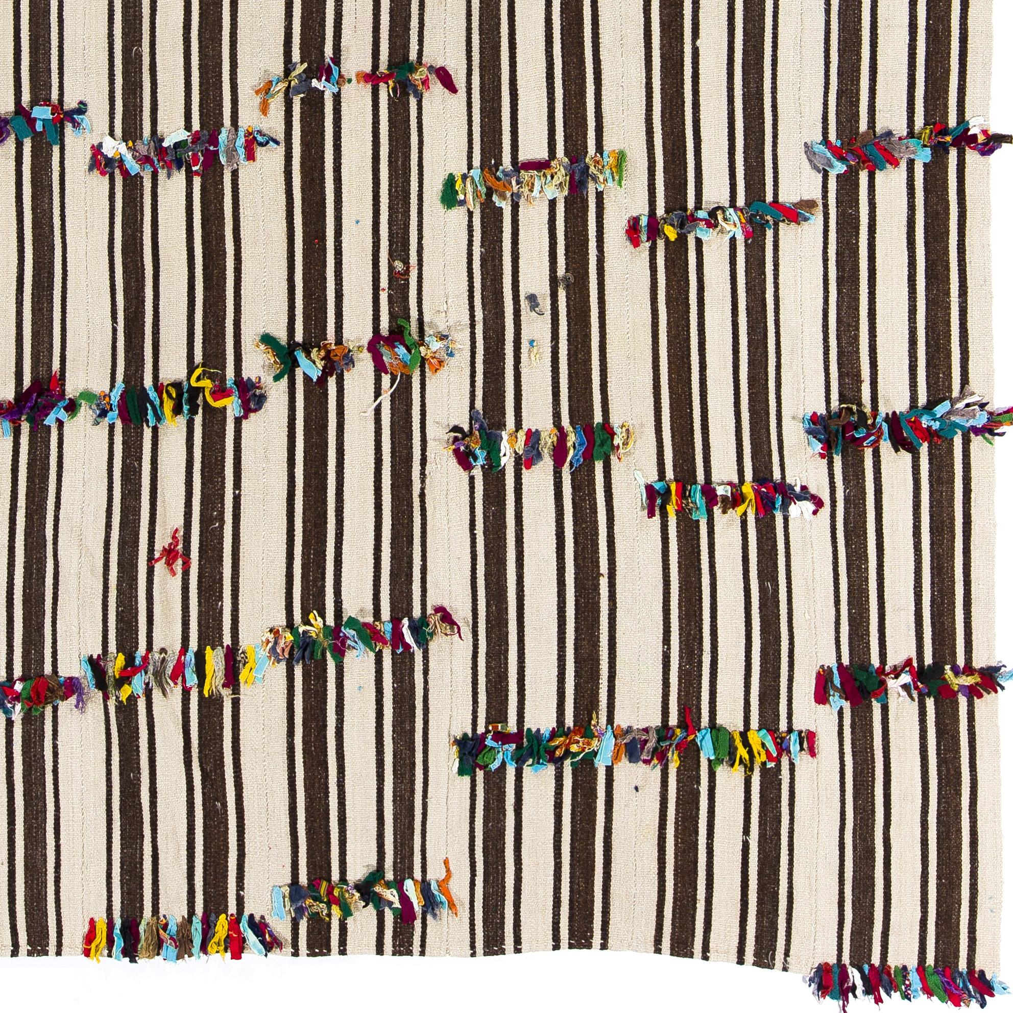 Handgewebter gestreifter türkischer Kelim-Teppich aus natürlicher Wolle mit bunten Poms, 5,4x10.7 Ft (Türkisch) im Angebot