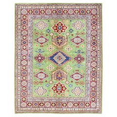 5
4 "x6
8" Grüner Kazak mit geometrischen Medaillons Design Handgeknüpfter Teppich aus reiner Wolle