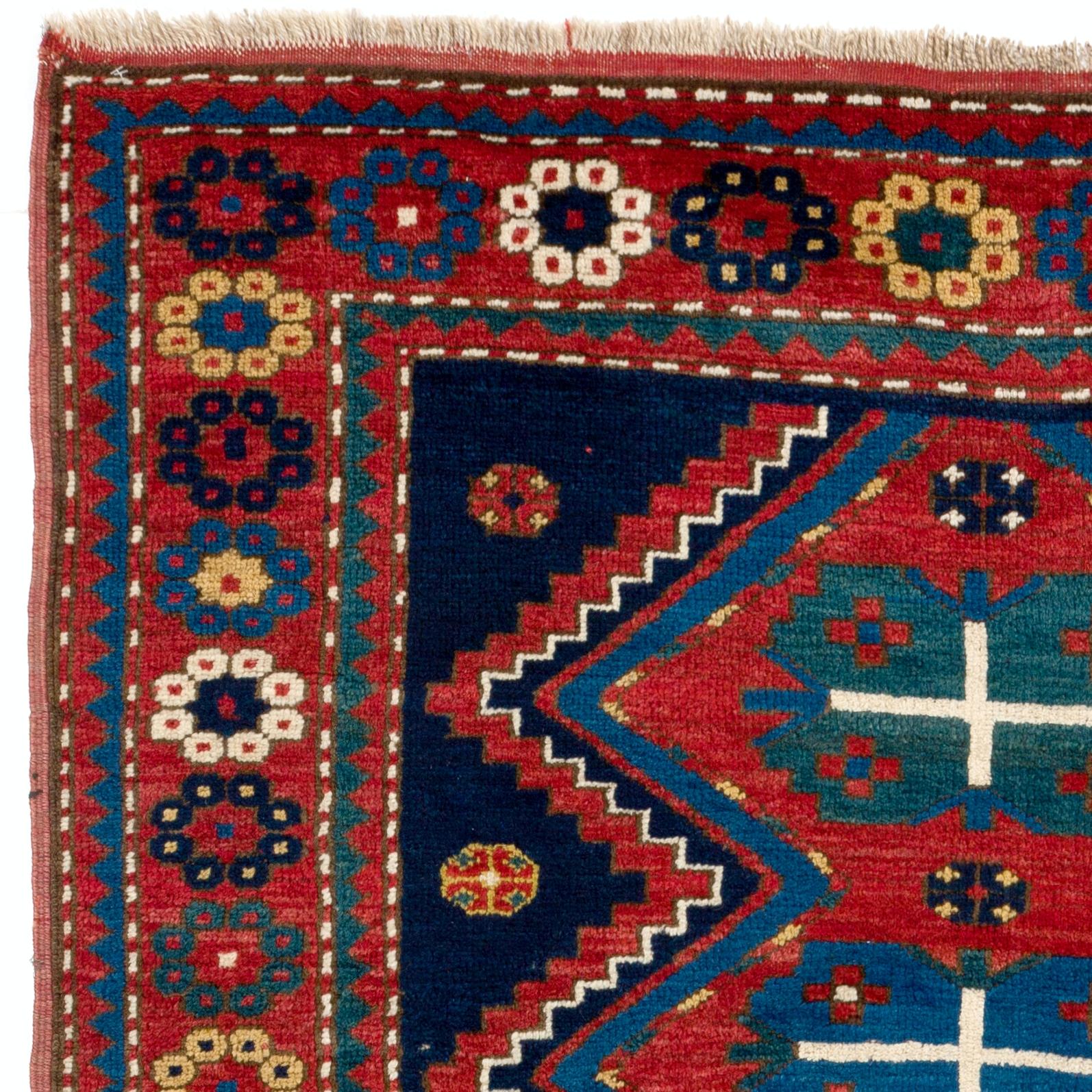 Ein antiker kaukasischer Kazak-Teppich. 
Fein handgeknüpft mit gleichmäßigem, mittelhohem Wollflor auf Wollbasis. 
Sehr guter Zustand. Robust und so sauber wie ein nagelneuer Teppich (professionell tiefgewaschen).