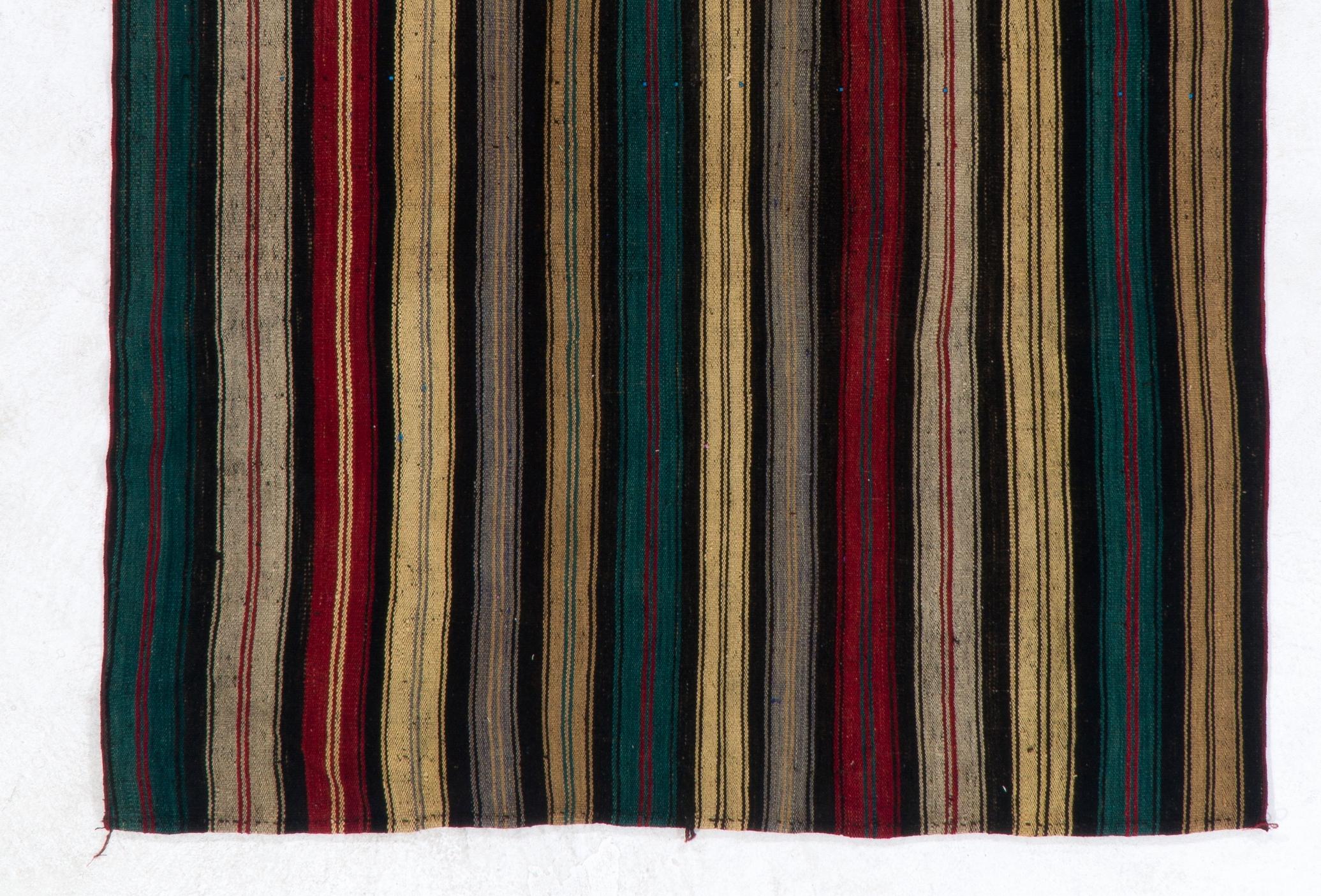 Handgewebter türkischer Vintage-Kelim „Flat-weave“ aus Wolle mit vertikalen Bändern, 5,4x7 Fuß (Türkisch) im Angebot