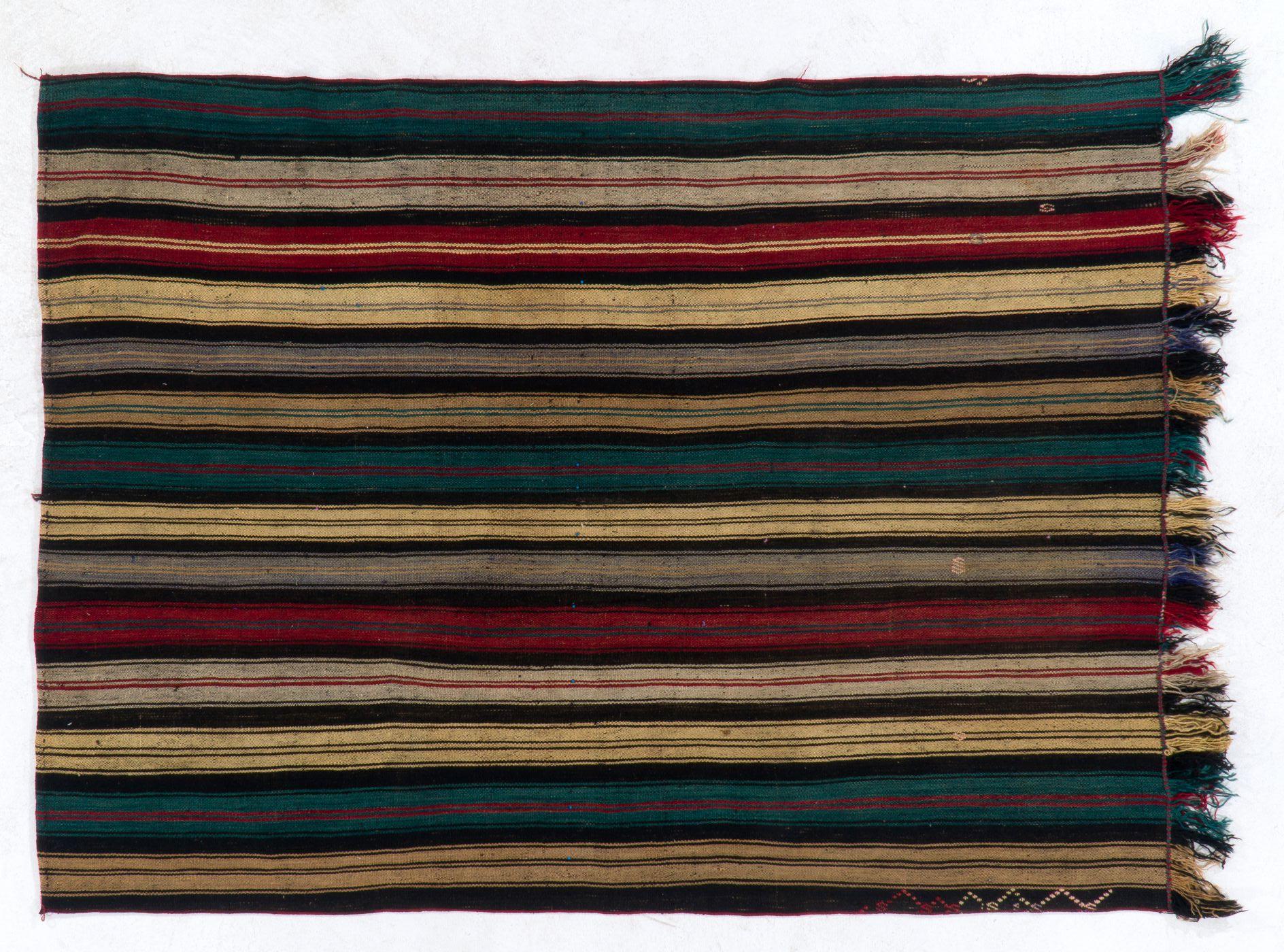 Handgewebter türkischer Vintage-Kelim „Flat-weave“ aus Wolle mit vertikalen Bändern, 5,4x7 Fuß im Zustand „Gut“ im Angebot in Spring Valley, NY