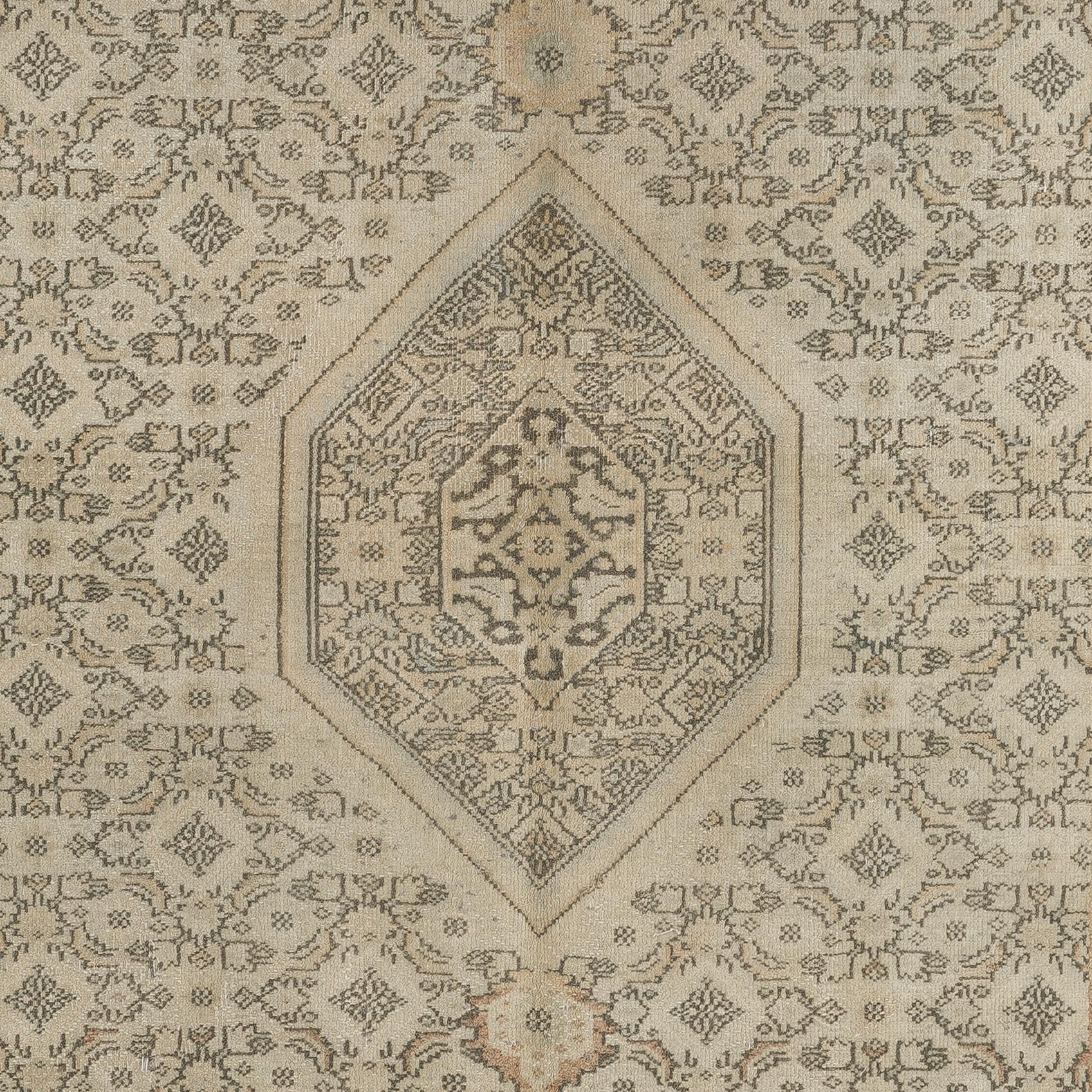 Turc 5.4x7.7 ft Hand Made Vintage Anatolian Oushak Wool Area Rug in Neutral Colors en vente