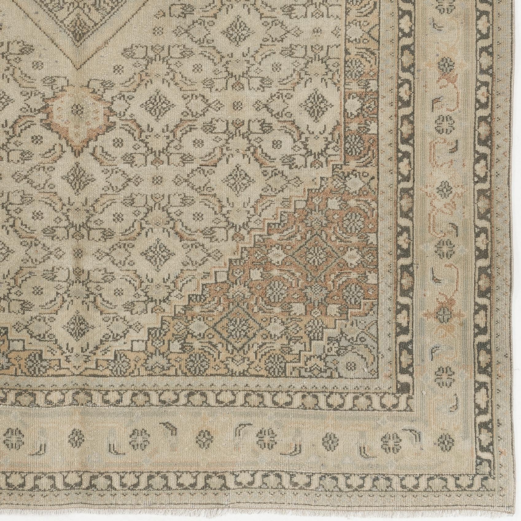 5.4x7.7 ft Hand Made Vintage Anatolian Oushak Wolle Bereich Teppich in neutralen Farben (Handgeknüpft) im Angebot
