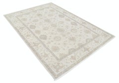 5.4x7.8 ft Tappeto di lana beige Oushak annodato a mano con design floreale all-over