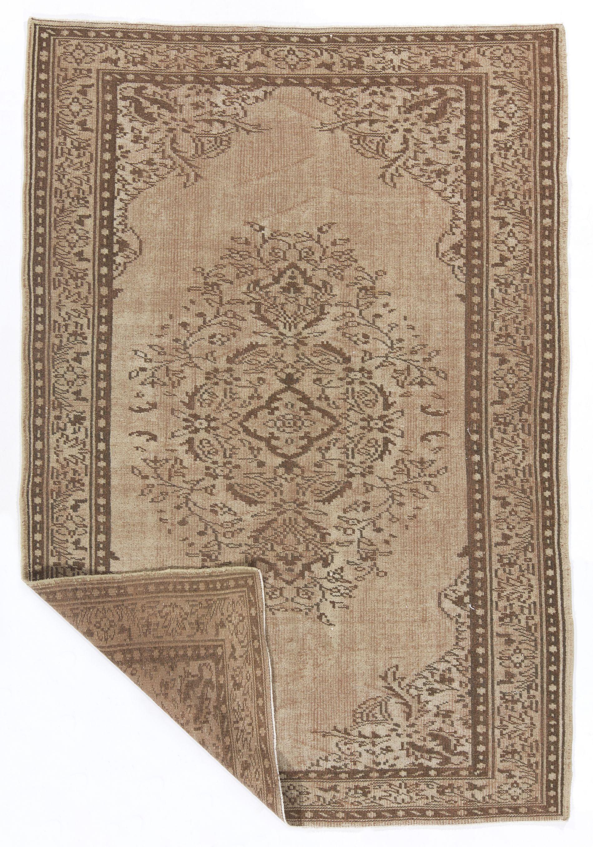Ein türkischer Vintage-Teppich. Fein handgeknüpft mit gleichmäßigem, mittelhohem Wollflor auf Baumwollgrund. Sehr guter Zustand. Robust und so sauber wie ein nagelneuer Teppich (professionell tiefgewaschen). 
Größe: 5,4 x 7,8 ft.