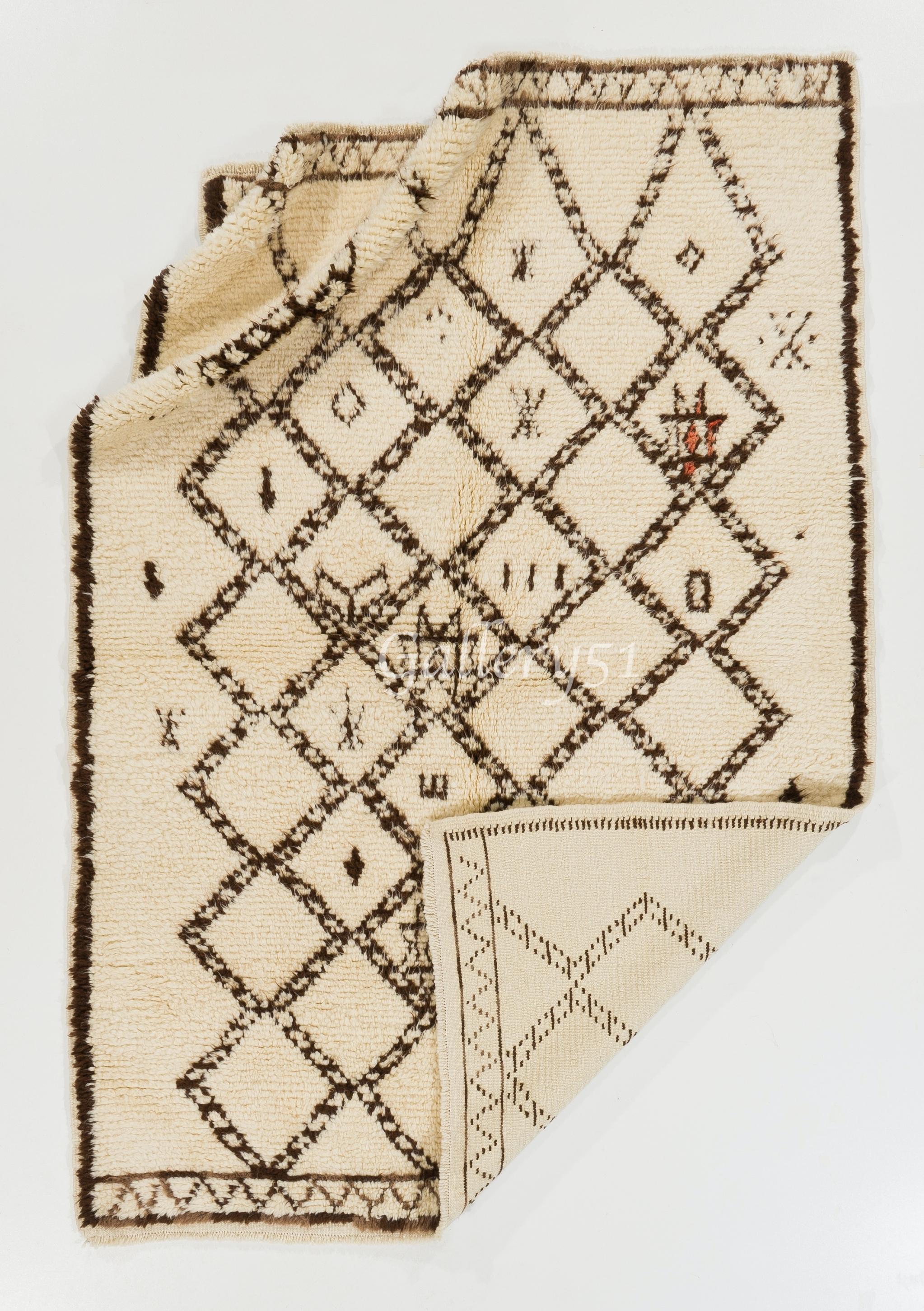 Ein neuer, handgefertigter marokkanischer Berberteppich aus natürlicher, ungefärbter, handgesponnener Lambswool.
Weicher, gemütlicher, kuscheliger Flor. Der Teppich ist wie abgebildet erhältlich oder kann auf Wunsch in einer anderen Größe,