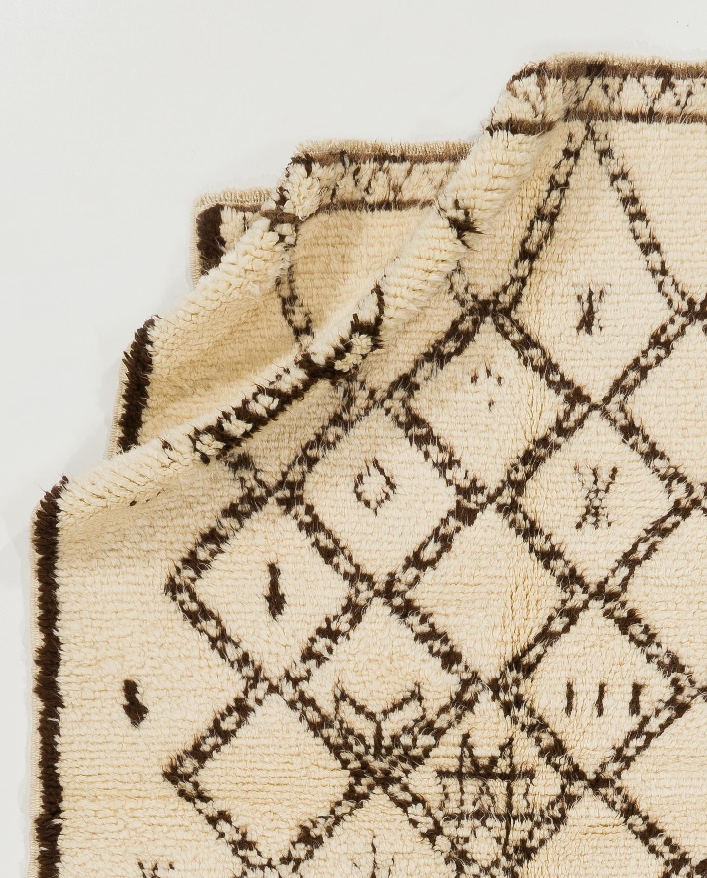 Handgefertigter marokkanischer Tulu-Teppich, 5,4x7,8 Fuß, aus natürlicher Wolle, Sonderanfertigung (Handgeknüpft) im Angebot