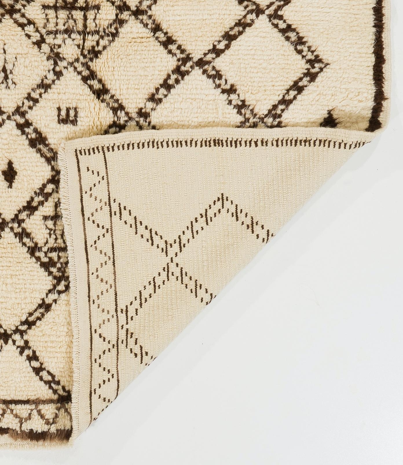 Handgefertigter marokkanischer Tulu-Teppich, 5,4x7,8 Fuß, aus natürlicher Wolle, Sonderanfertigung im Zustand „Neu“ im Angebot in Philadelphia, PA