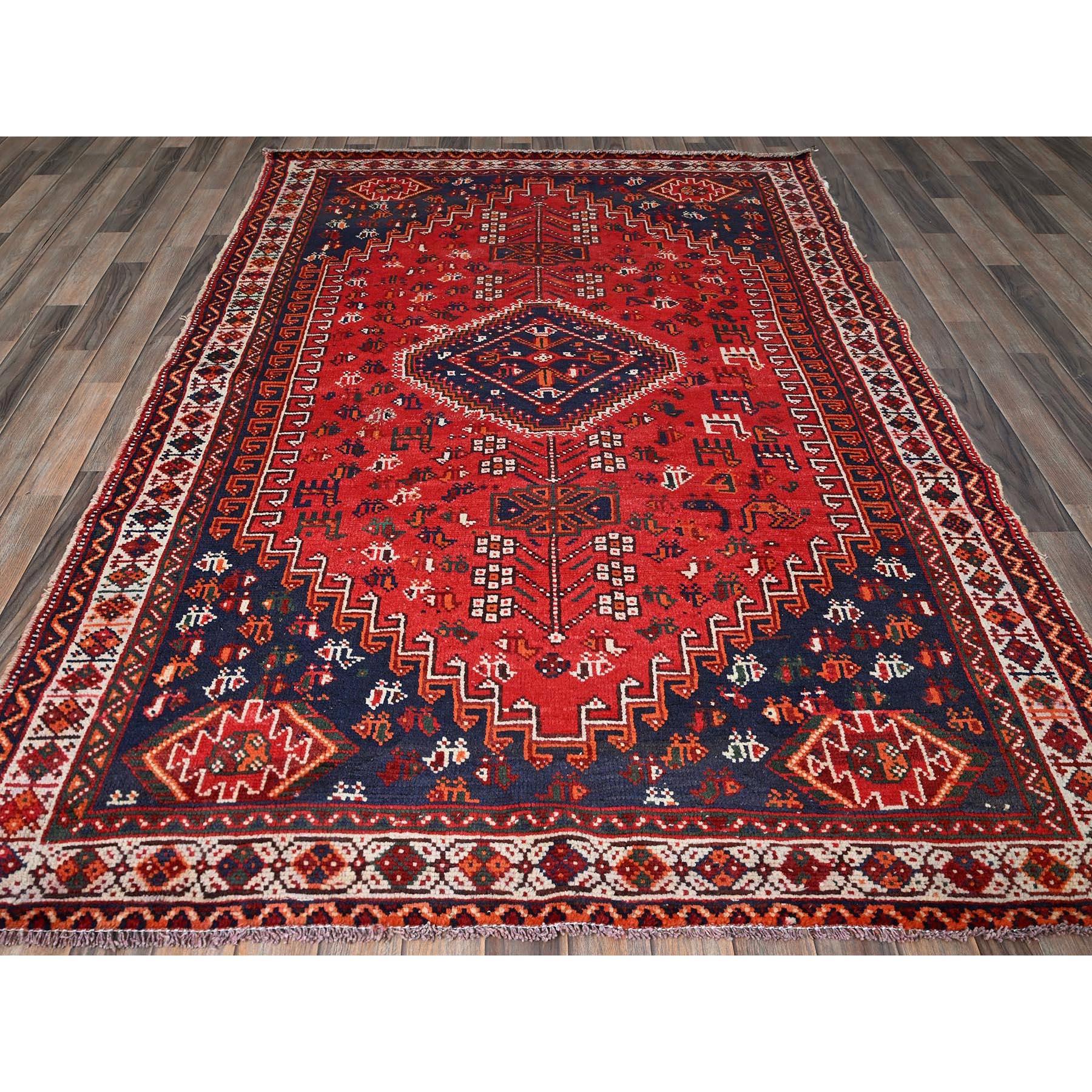 Rosso cremisi, Shiraz persiano d'epoca con piccole figure di animali, medaglione geometrico, ritagliato sottile, pelo zero, lati ed estremità fissati professionalmente, pulito, annodato a mano, 100% lana, Tappeto orientale
Materiali primari: