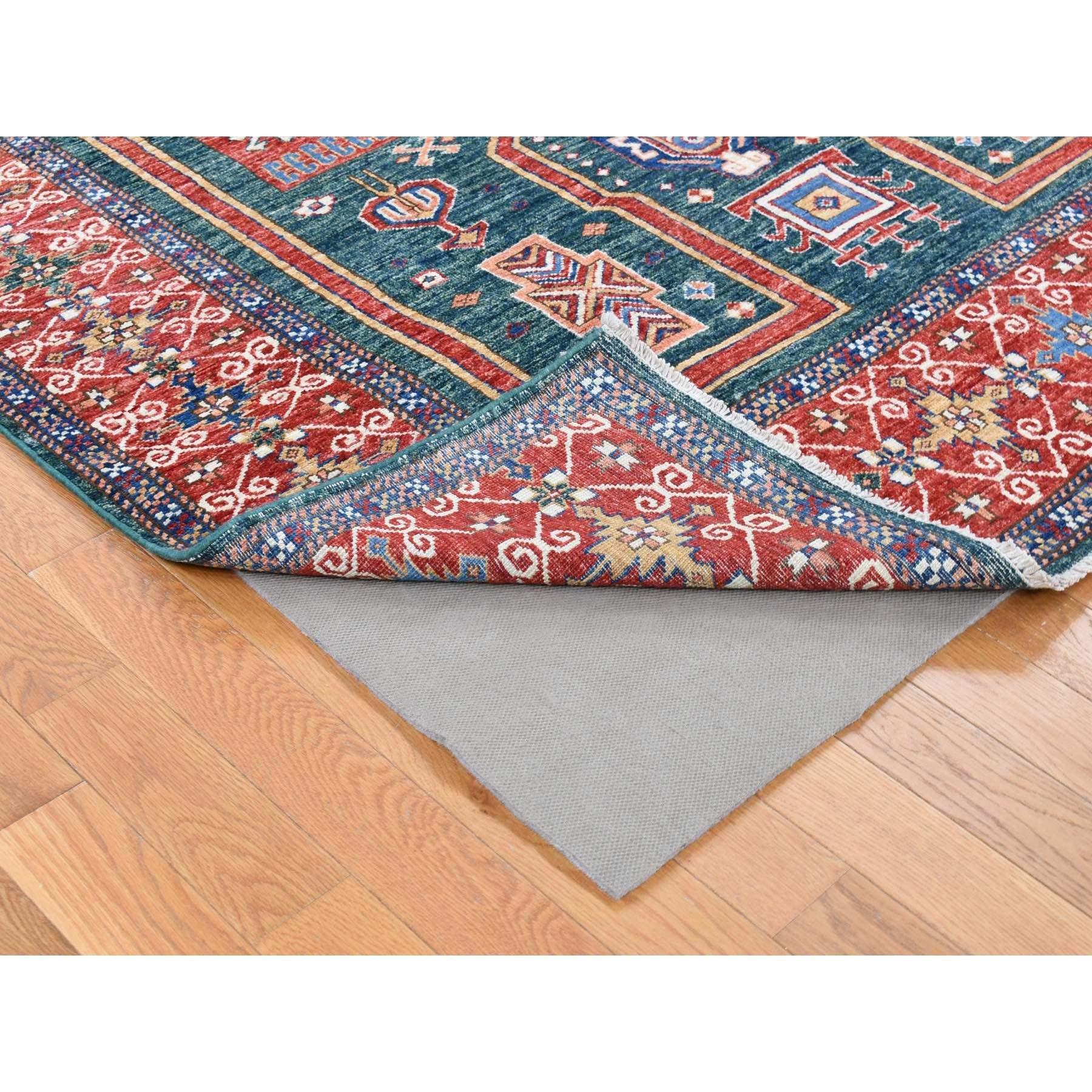 Verde Oscuro, Super Kazak Afgana con Diseño Geométrico Caucásico, Alfombra Oriental de Pura Lana Anudada a Mano
Materiales primarios: Lana
Látex: Sin pelo 
altura: 0,25 Pulgadas
Estilo: Tradicional
Color principal: Verde
Colores secundarios: