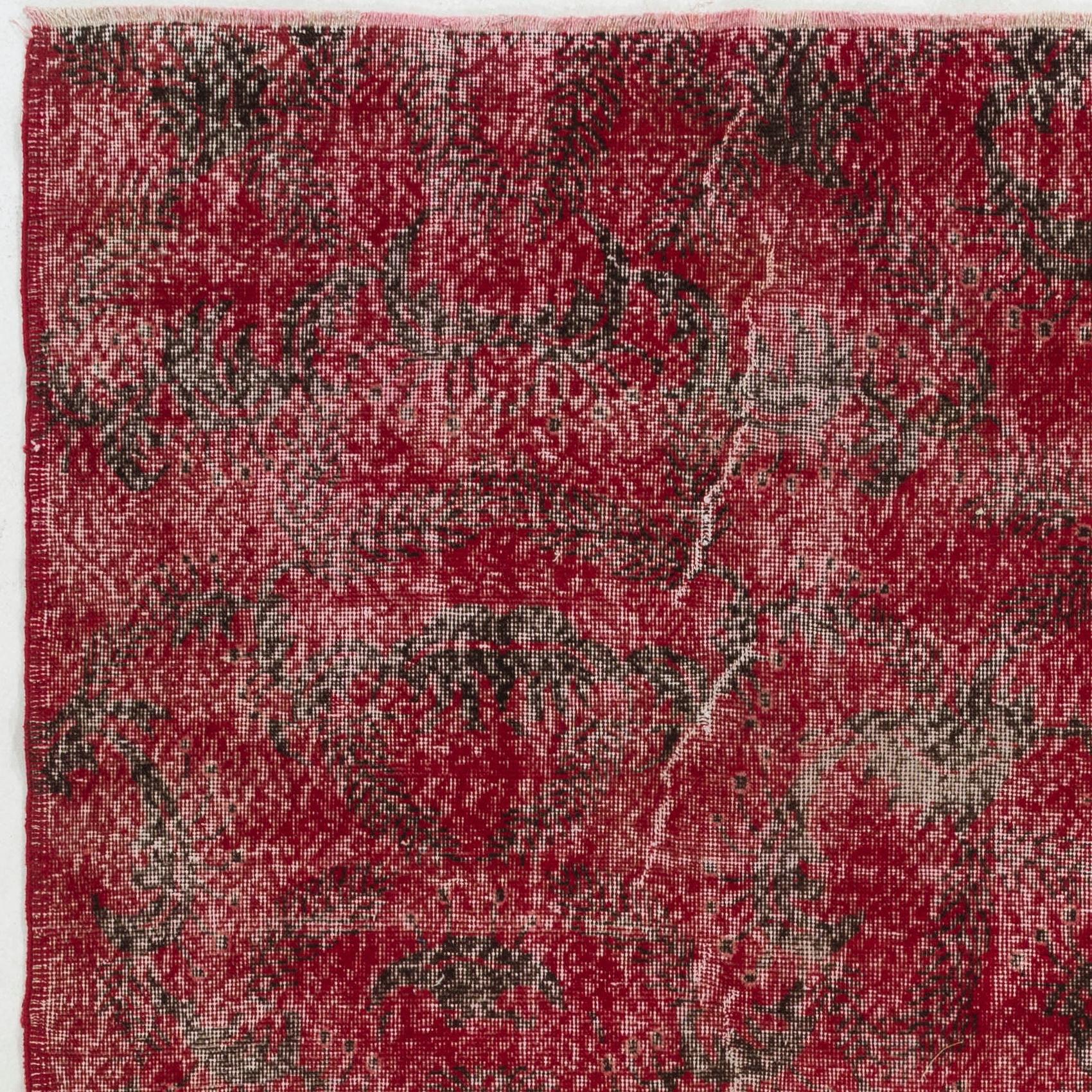 Ein seltener abstrakter türkischer Teppich aus der Jahrhundertmitte, der möglicherweise von dem berühmten Sänger/Künstler Zeki Muren (1931-1996) entworfen wurde. Sehr guter Zustand. Robust und so sauber wie ein nagelneuer Teppich (professionell