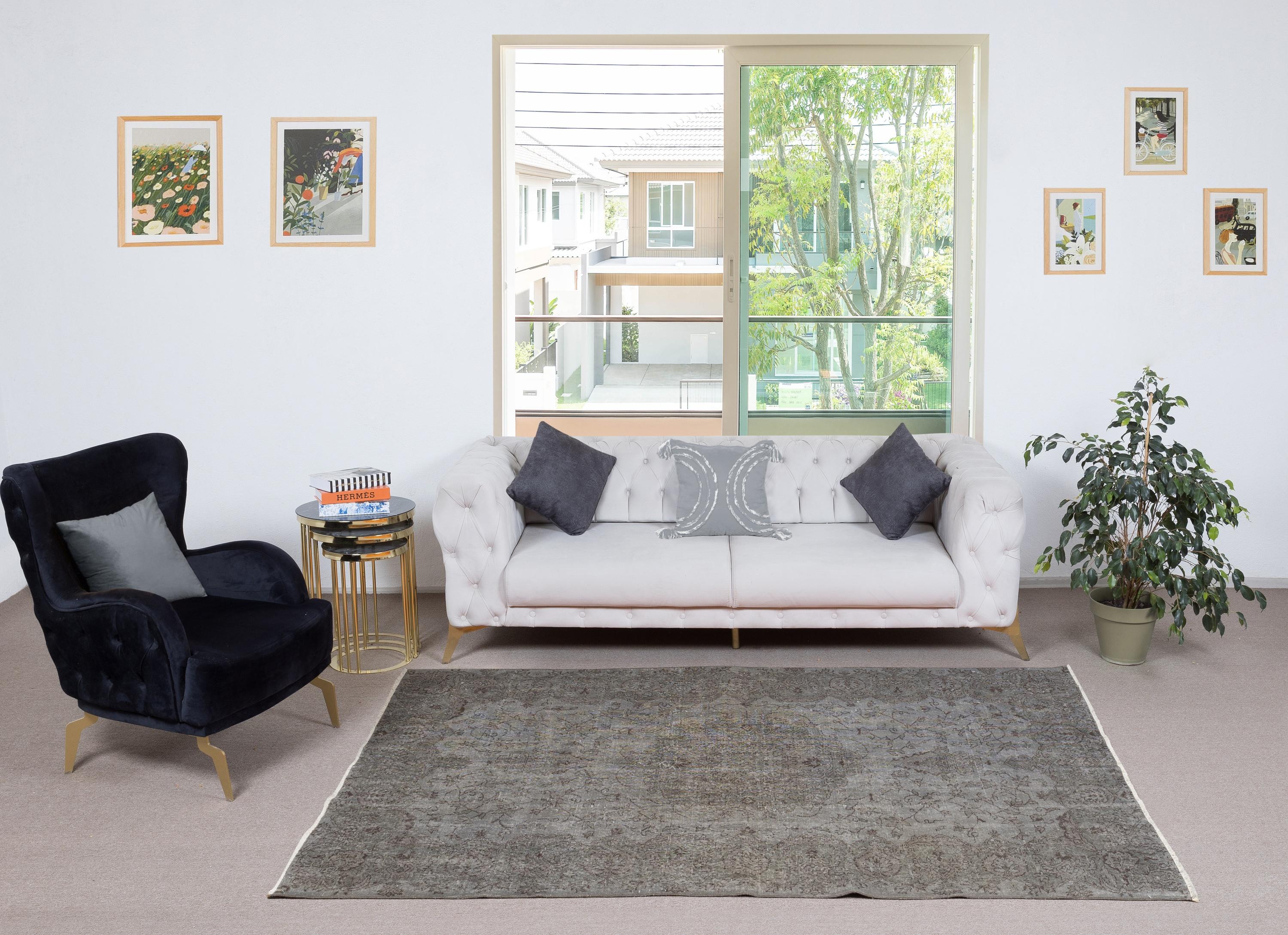 Unsere gefärbten Teppiche sind allesamt handgeknüpfte türkische Vintage-Teppiche, die in unserer Werkstatt sorgfältig restauriert und neu gestaltet wurden, damit sie zu einer breiten Palette von Einrichtungsstilen passen - von modern und