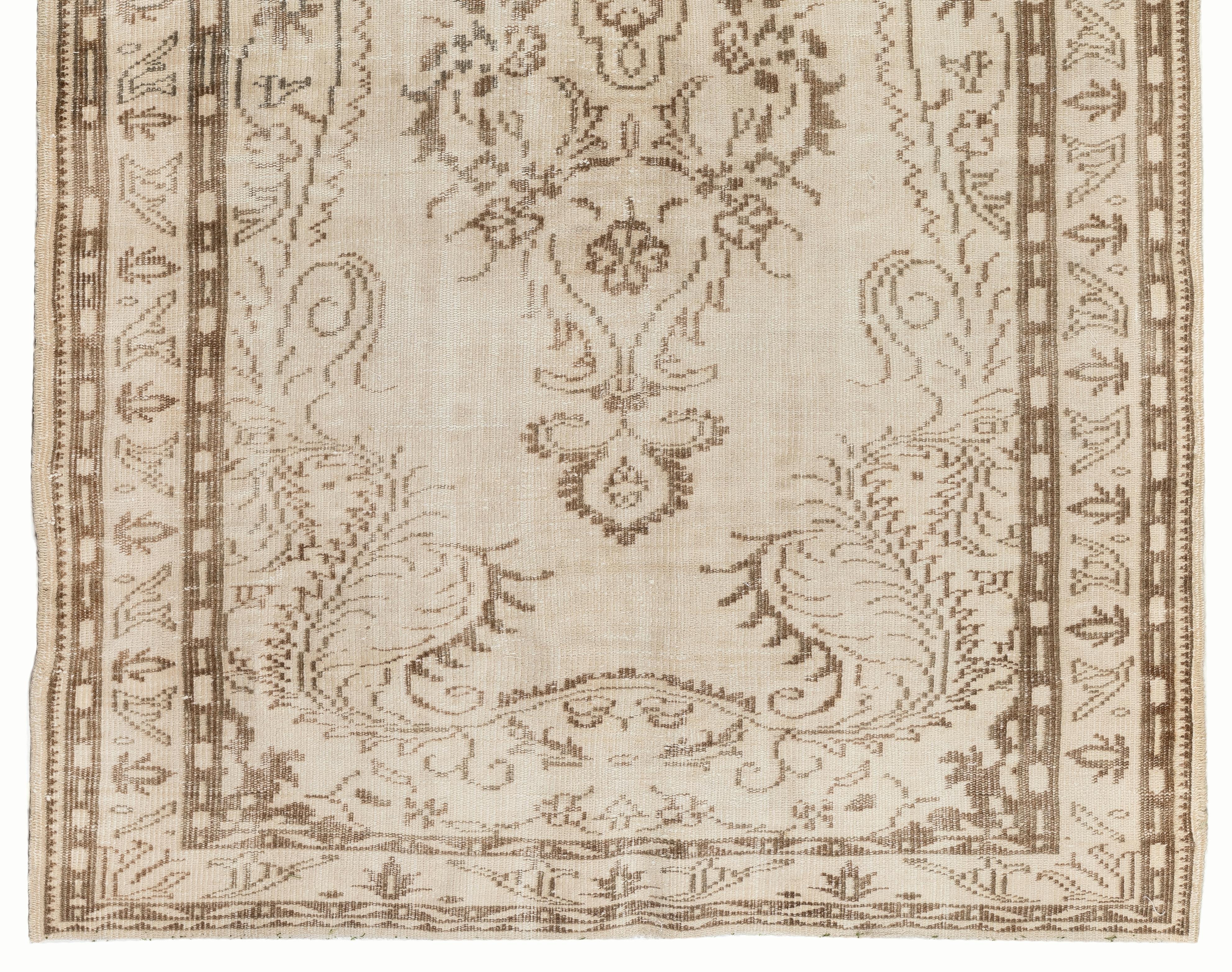 Hand-Knotted 5.4x8.4 ftHandmade Vintage Medallion Design Turkish Area Rug in Neutral Colors For Sale