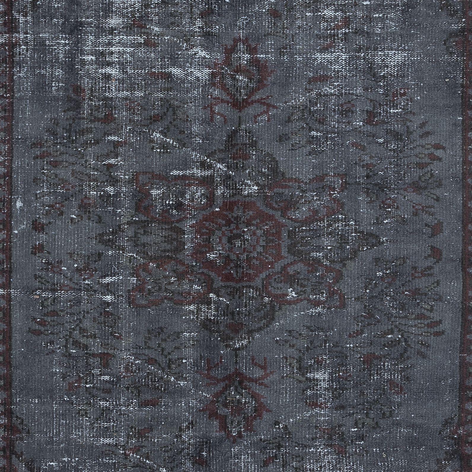 Moderner handgefertigter türkischer Teppich in Maroonrot und Grau in 5,4x8.4 Ft für das Wohnzimmer im Zustand „Gut“ im Angebot in Spring Valley, NY