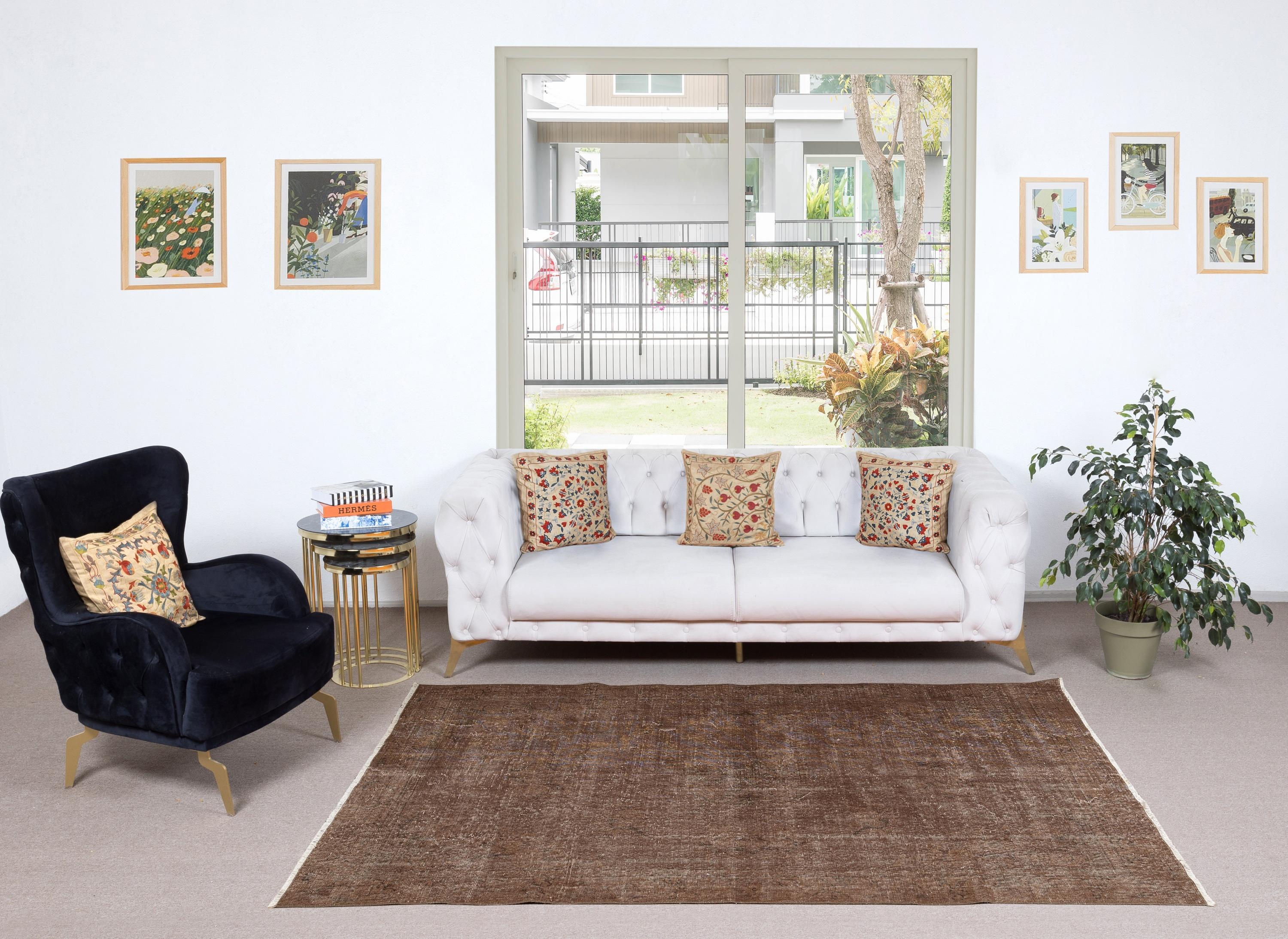 Unsere gefärbten Teppiche sind allesamt handgeknüpfte türkische Vintage-Teppiche, die in unserer Werkstatt sorgfältig restauriert und neu gestaltet wurden, damit sie zu einer breiten Palette von Einrichtungsstilen passen - von modern und