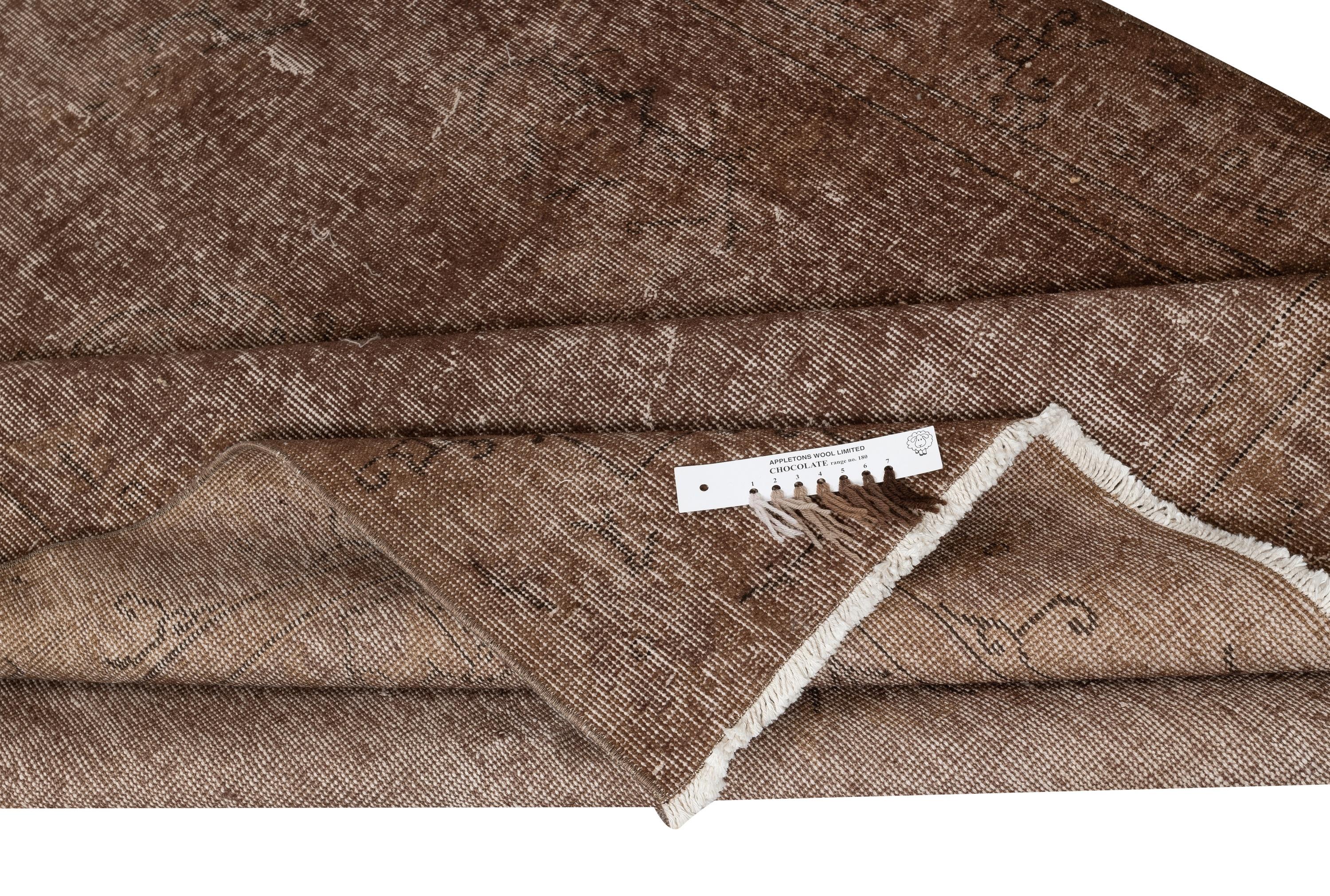 5.4x8.4 Ft Overdyed Brauner Teppich. Handgefertigter türkischer Vintage-Teppich für das Wohnzimmer (Moderne) im Angebot