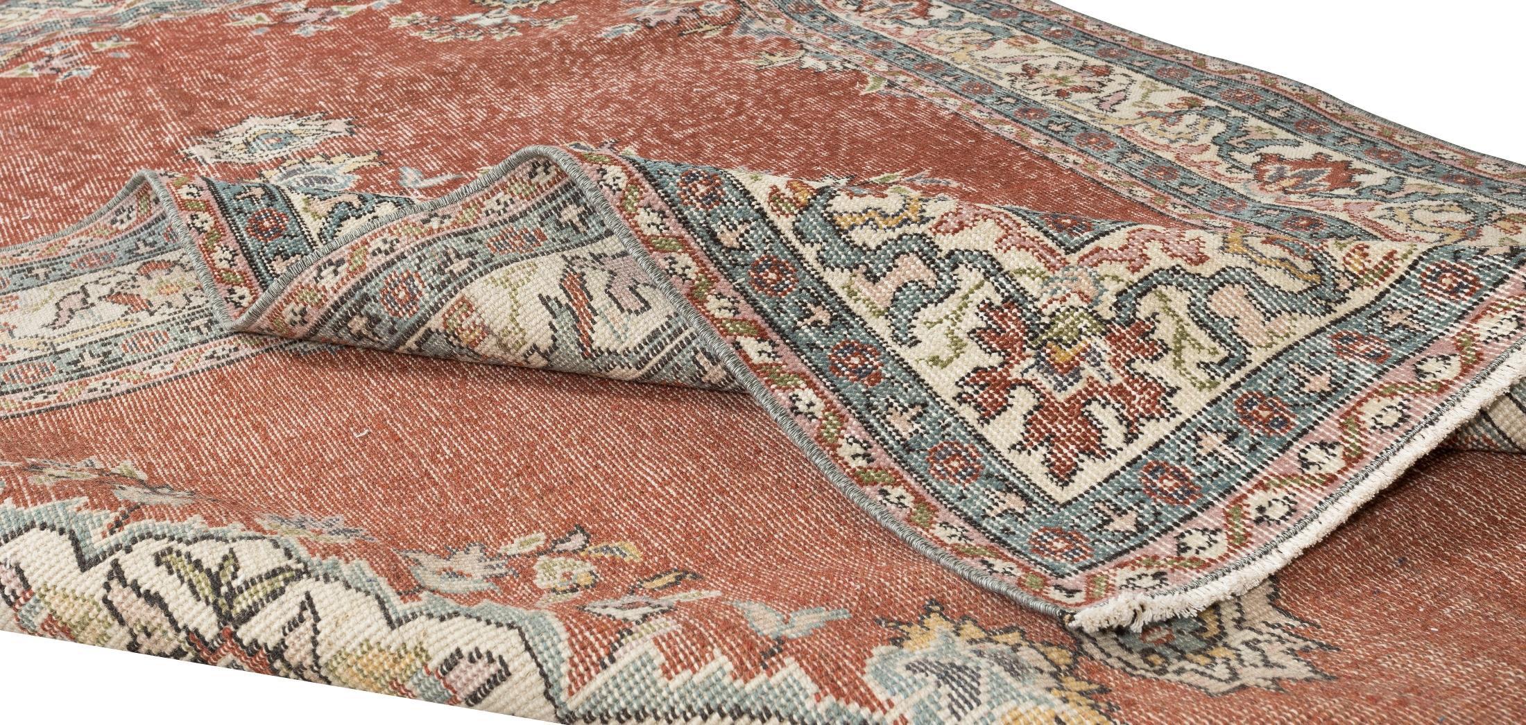 Un tappeto vintage dell'Anatolia centrale finemente annodato a mano degli anni '60. Il tappeto ha un vello di lana basso su una base di cotone. È pesante e si appoggia sul pavimento, in ottime condizioni e senza problemi. È stato lavato