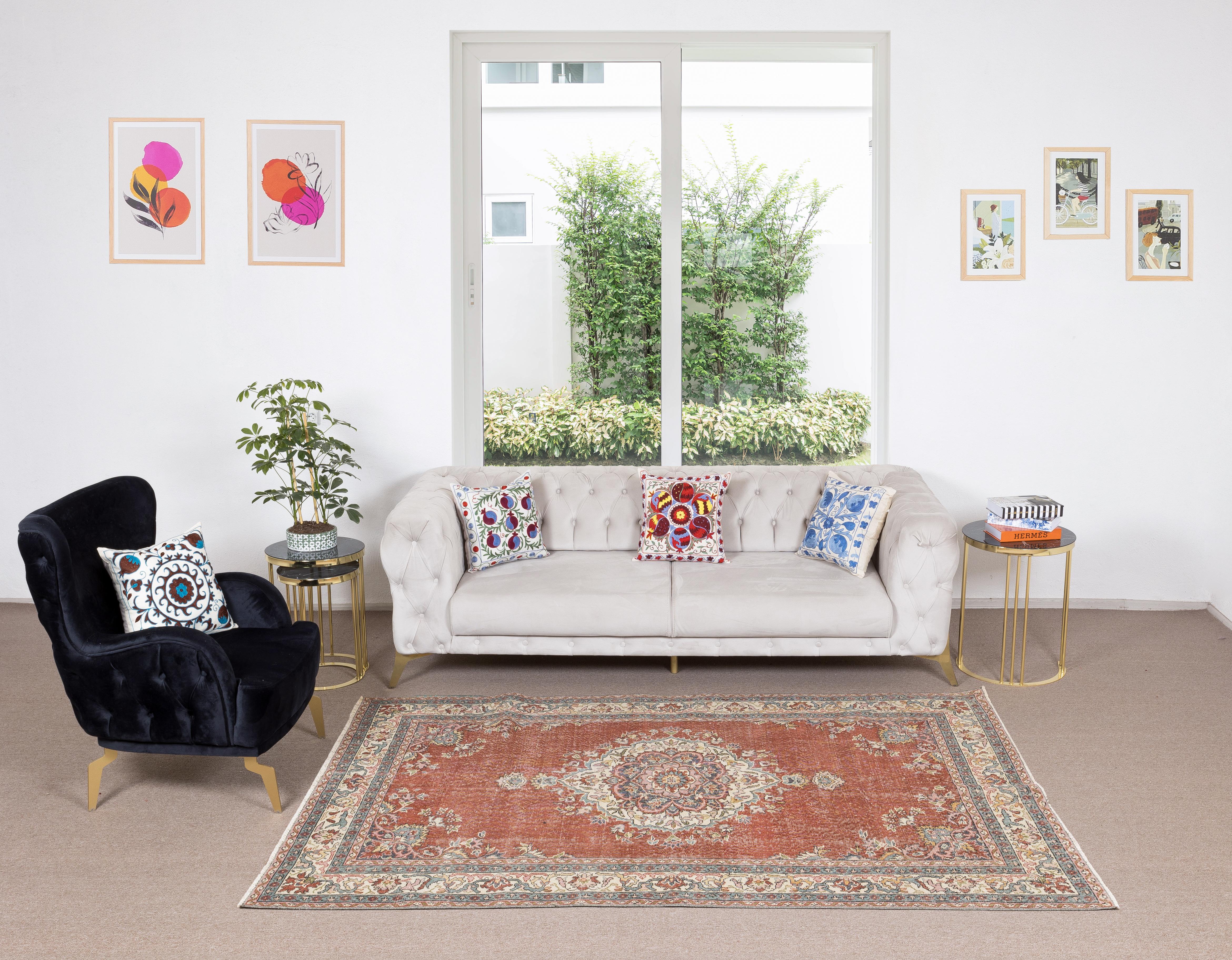 Tessuto a mano 5.4x8.5 Ft Tappeto turco tradizionale vintage annodato a mano con design a medaglione in vendita