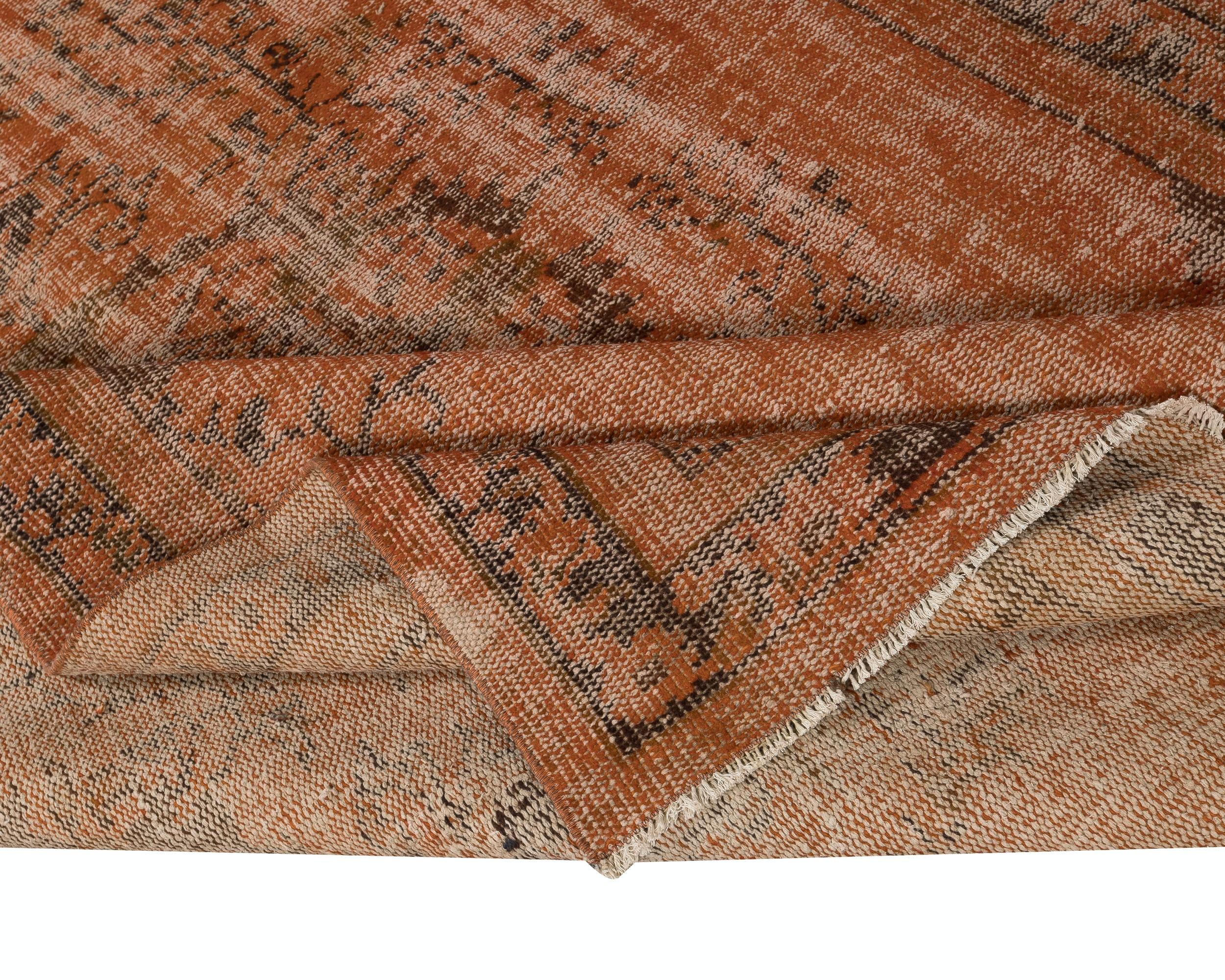 Moderner handgefertigter Shabby Chic-Teppich aus türkischer Wolle in Orange in 5,4x8.6 Ft (Türkisch) im Angebot