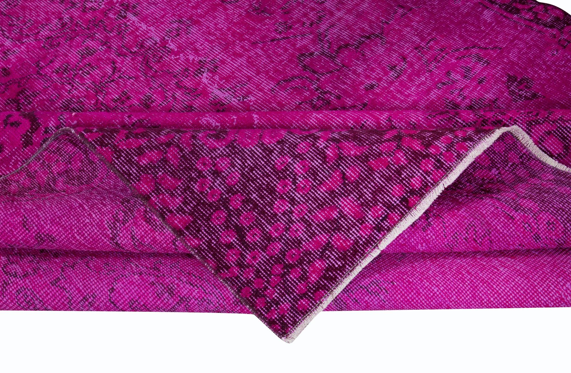 Moderne 5.4x8.7 Ft Hot Pink Anatolian Area Rug with Medallion, Modern Handmade Carpet (tapis moderne fait à la main) en vente