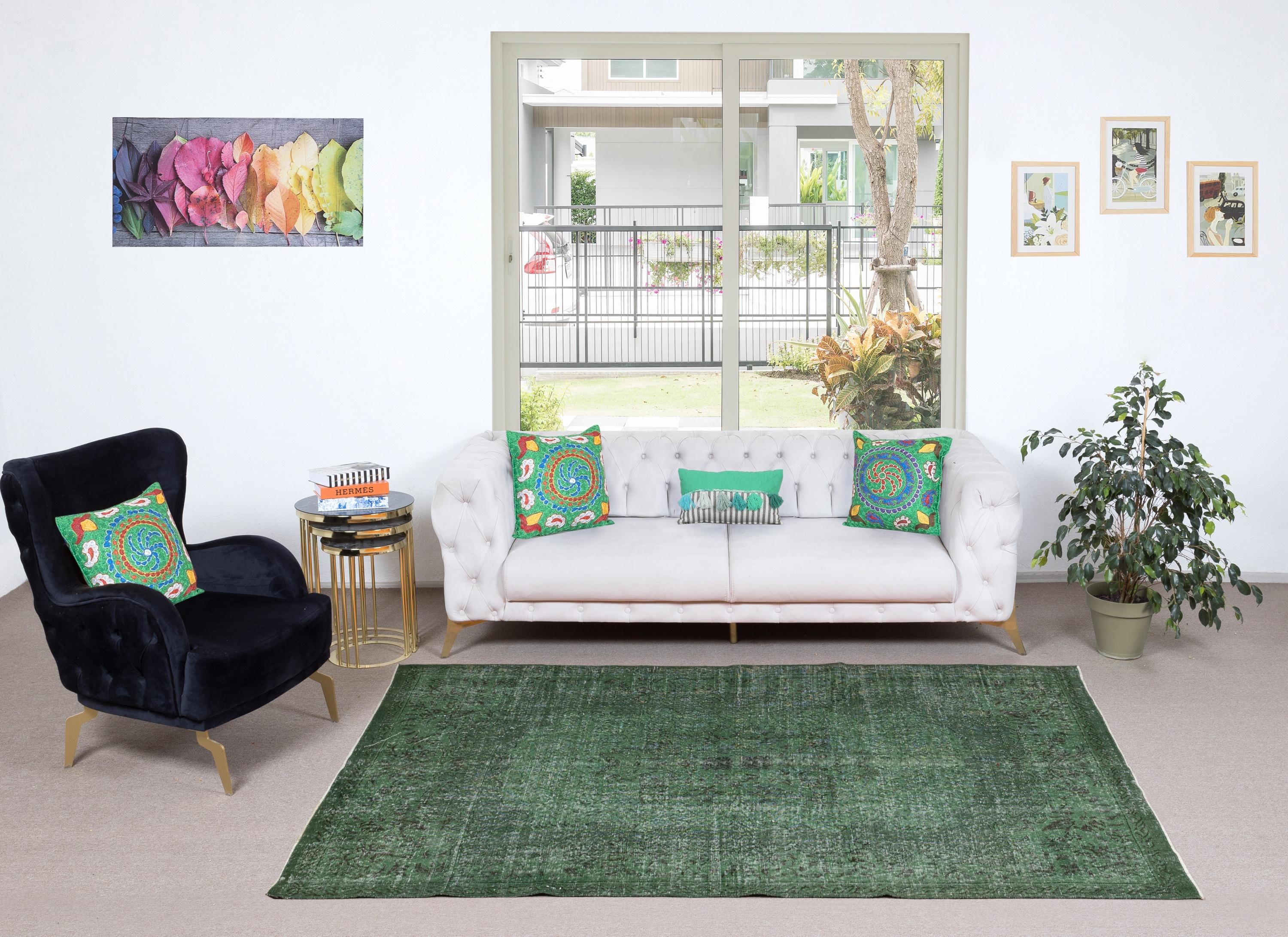 Nos tapis surteints sont tous des tapis turcs vintage noués à la main, soigneusement restaurés et réimaginés dans notre atelier pour s'adapter à un large éventail de styles de décoration intérieure - de l'esthétique moderne et minimaliste à