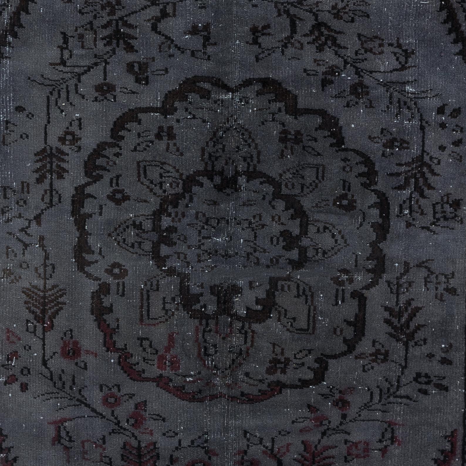 Alfombra turca vintage hecha a mano sobreteñida en gris para interiores modernos Tejido a mano en venta