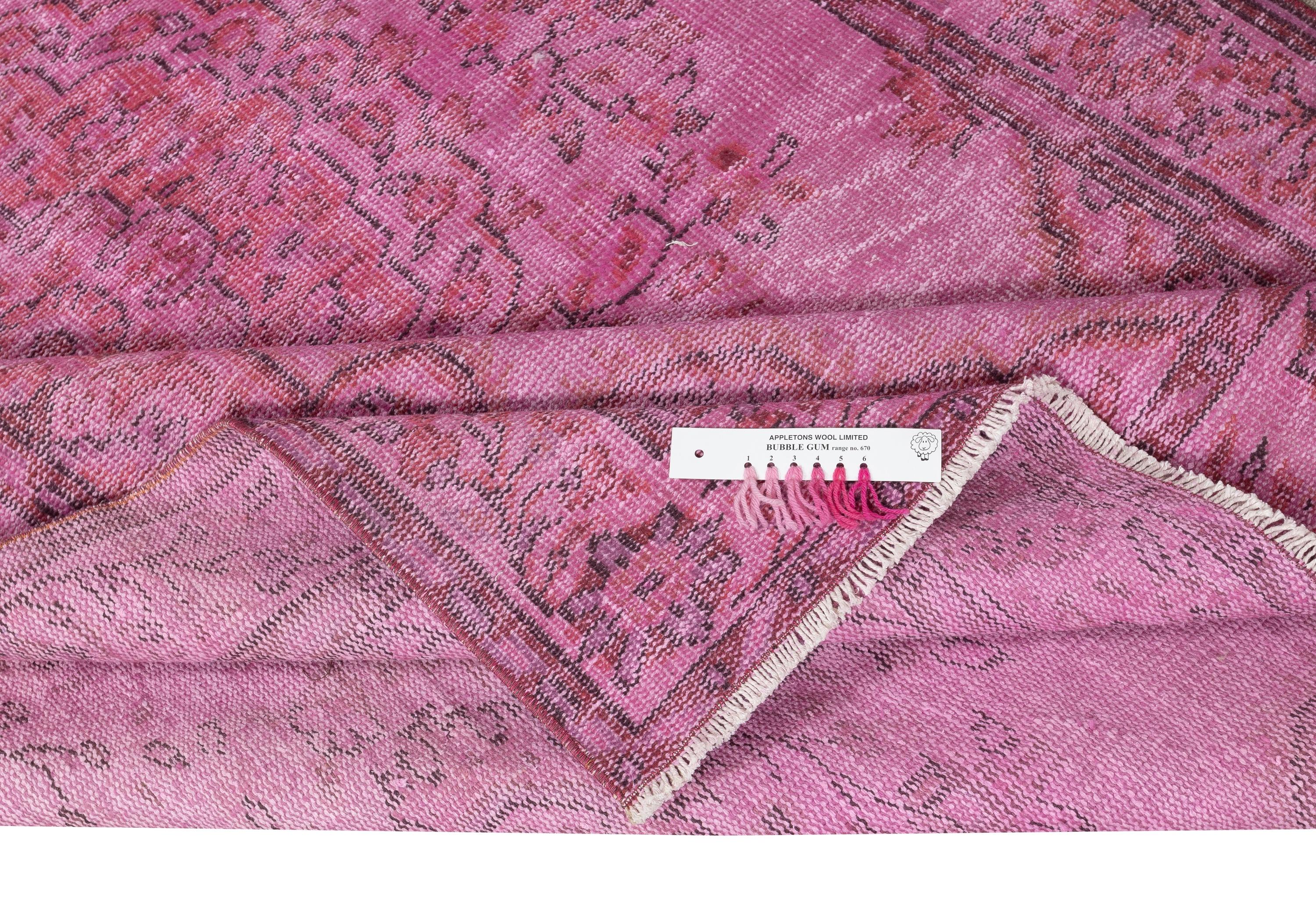 Moderno Tappeto turco vintage fatto a mano 5,4x8,7 Ft sovratinto in rosa per interni moderni in vendita