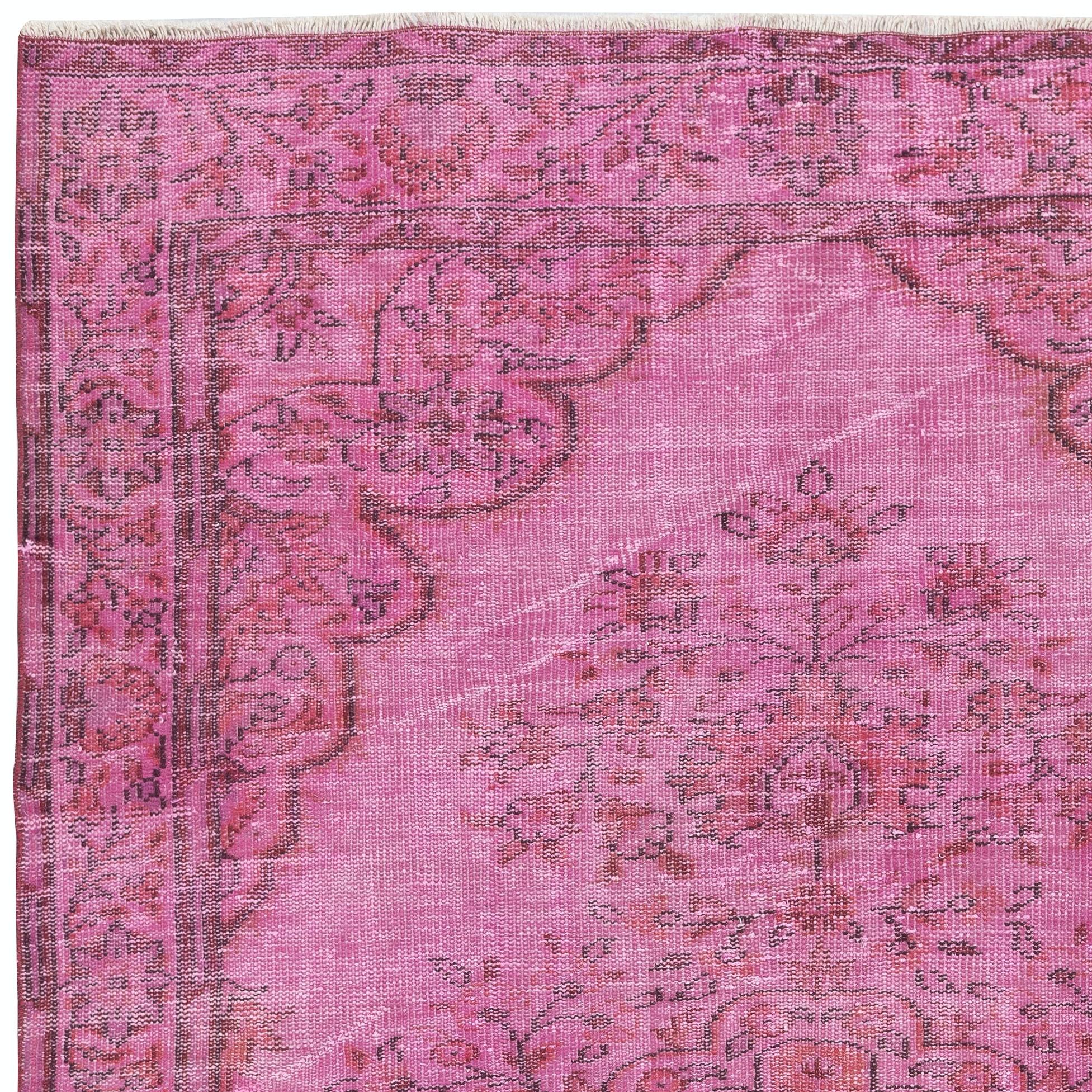 Annodato a mano Tappeto turco vintage fatto a mano 5,4x8,7 Ft sovratinto in rosa per interni moderni in vendita