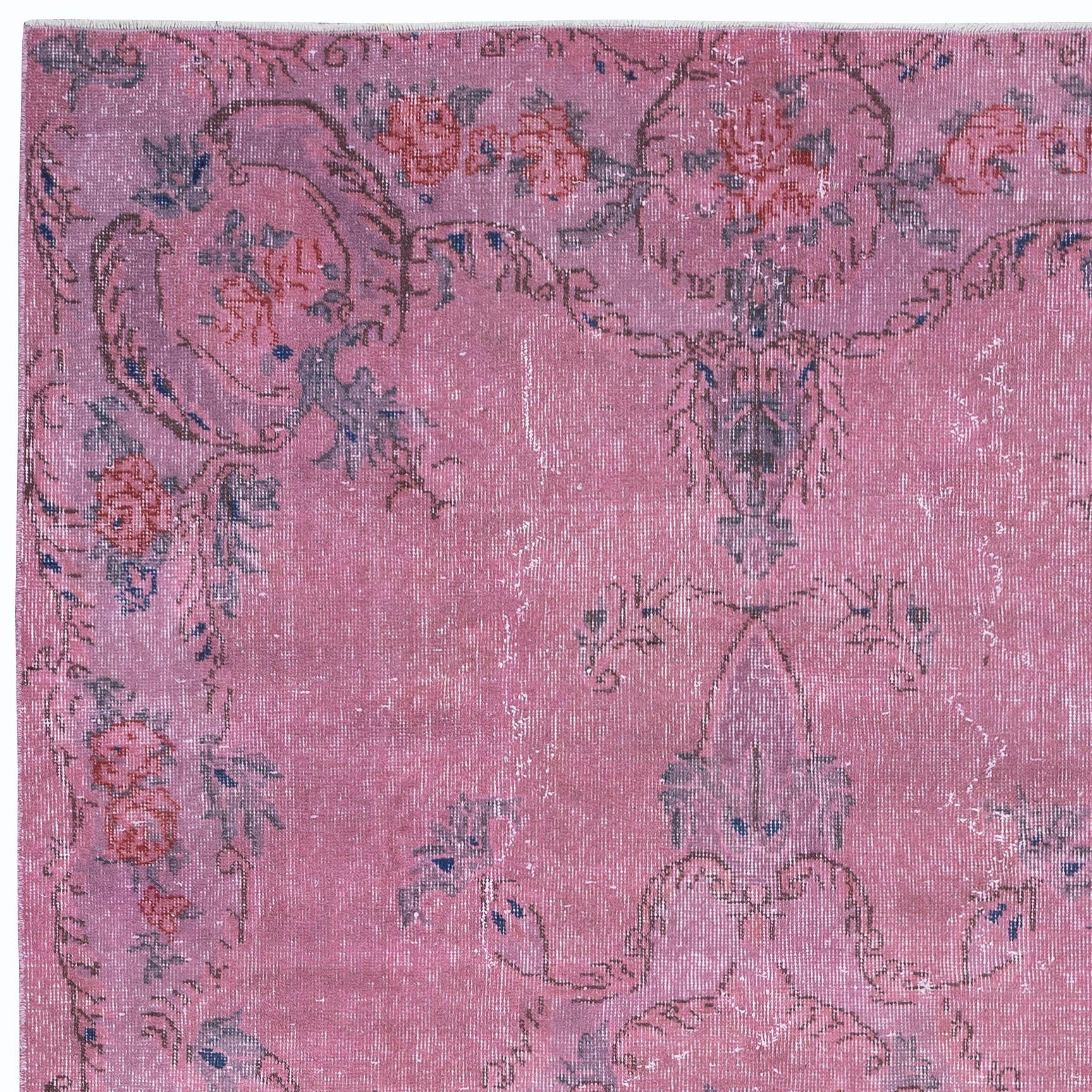 Nuestras alfombras sobreteñidas son todas piezas vintage anudadas a mano que se recrean en nuestro taller para atender a una gama más amplia de opciones de interiorismo, desde moderno a costero, desde industrial a rústico/cottage. Estas alfombras de