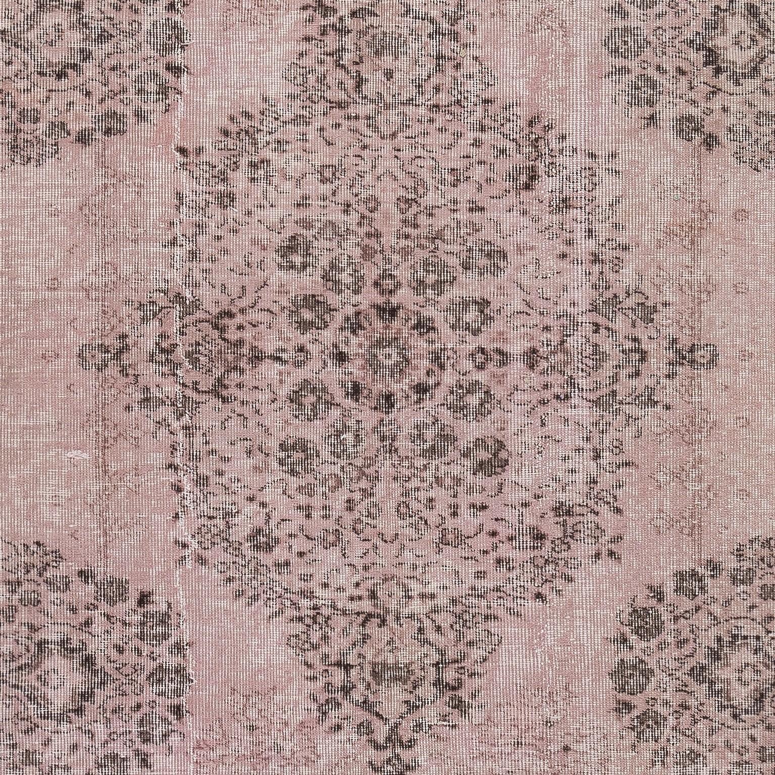 5.4x8.8 Ft Pink Color Handmade Area Rug from Turkey. Great 4 Modern Interiors In Good Condition For Sale In Spring Valley, NY
