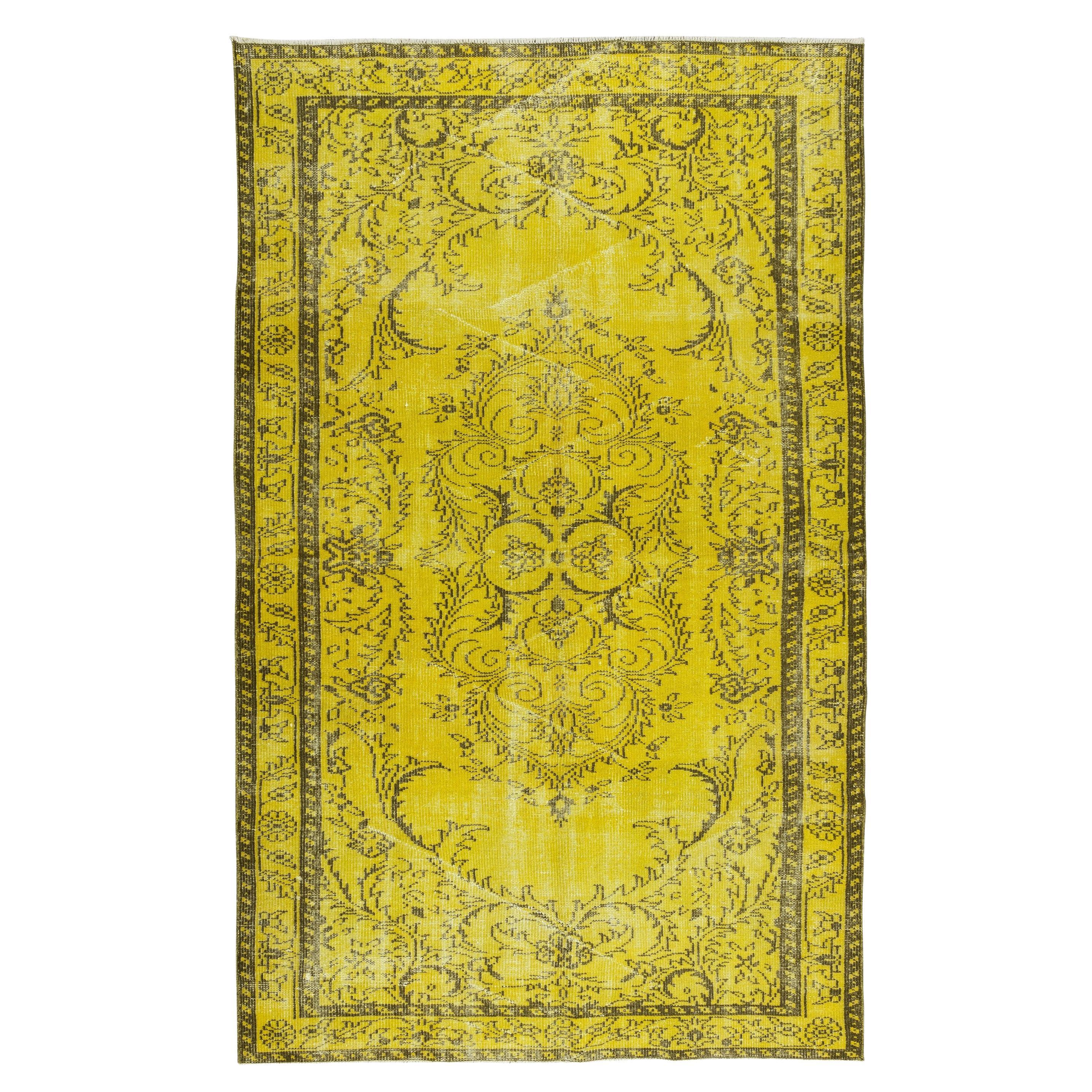 Tapis surteinté jaune à motif médaillon de 5,4 x 8,9 pieds, tapis artisanal turc des années 1960