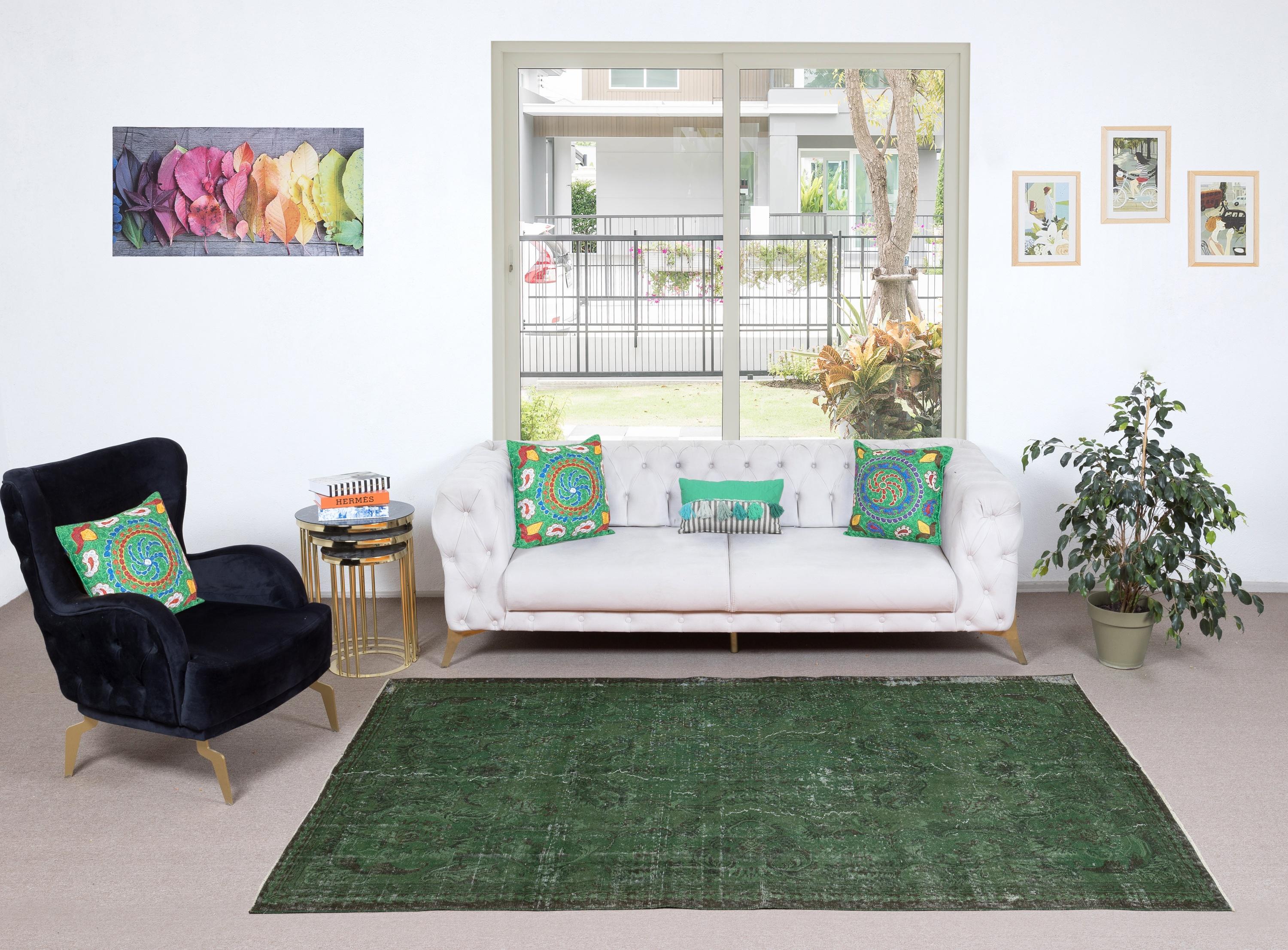 I nostri tappeti sovratinti sono tutti tappeti turchi vintage annodati a mano, accuratamente restaurati e reimmaginati nel nostro laboratorio per adattarsi a un'ampia gamma di stili di arredamento, da quello moderno e minimalista a quello costiero,