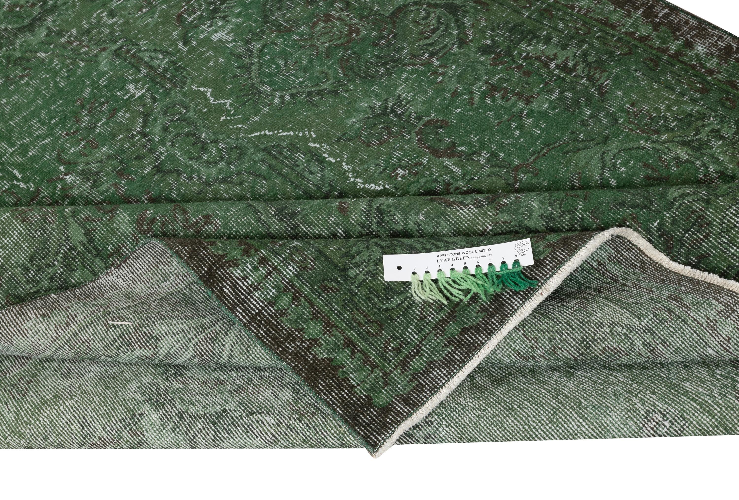 Moderno Tappeto d'area in lana turca fatto a mano, vintage e afflitto, sovratinto in verde in vendita