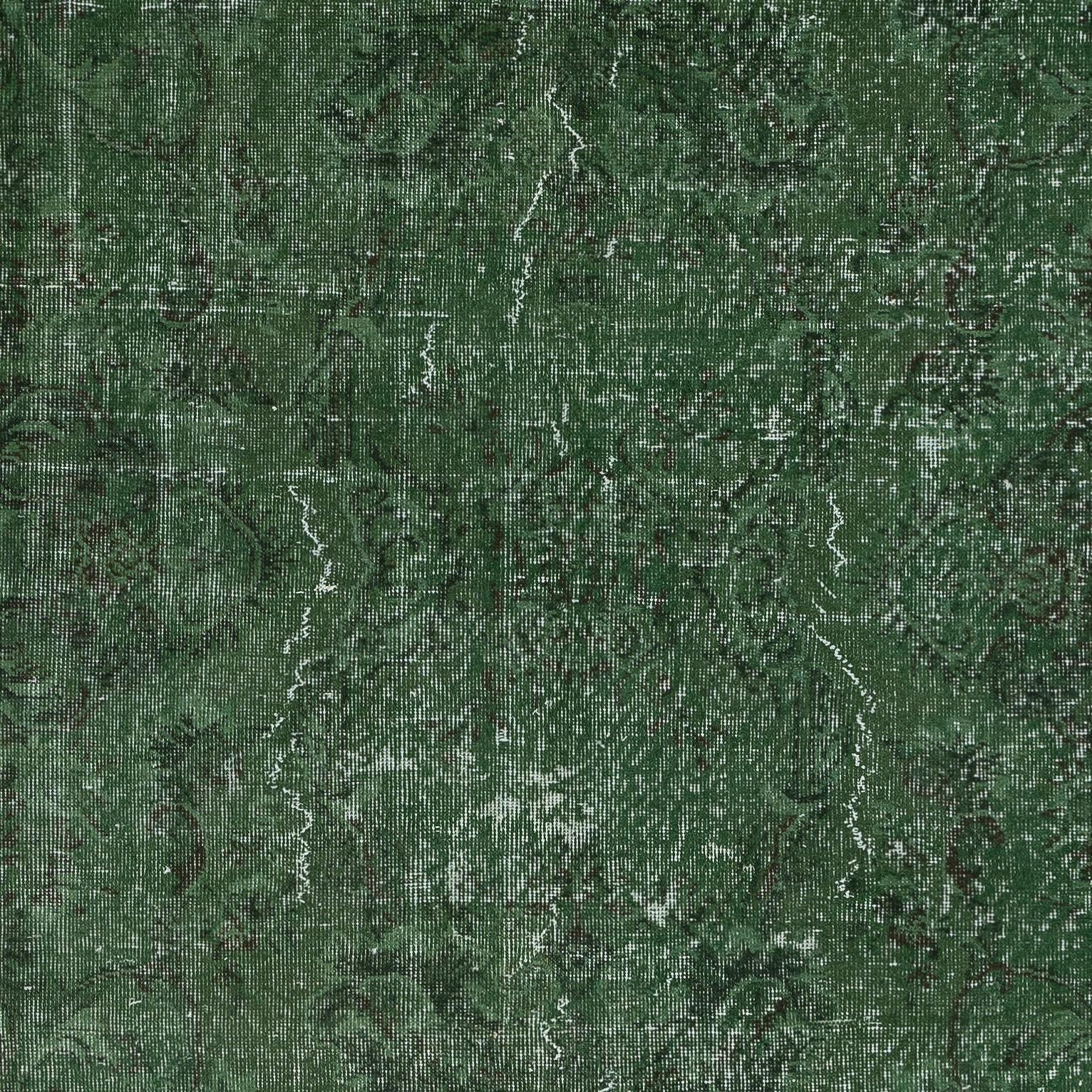 Turco Tappeto d'area in lana turca fatto a mano, vintage e afflitto, sovratinto in verde in vendita