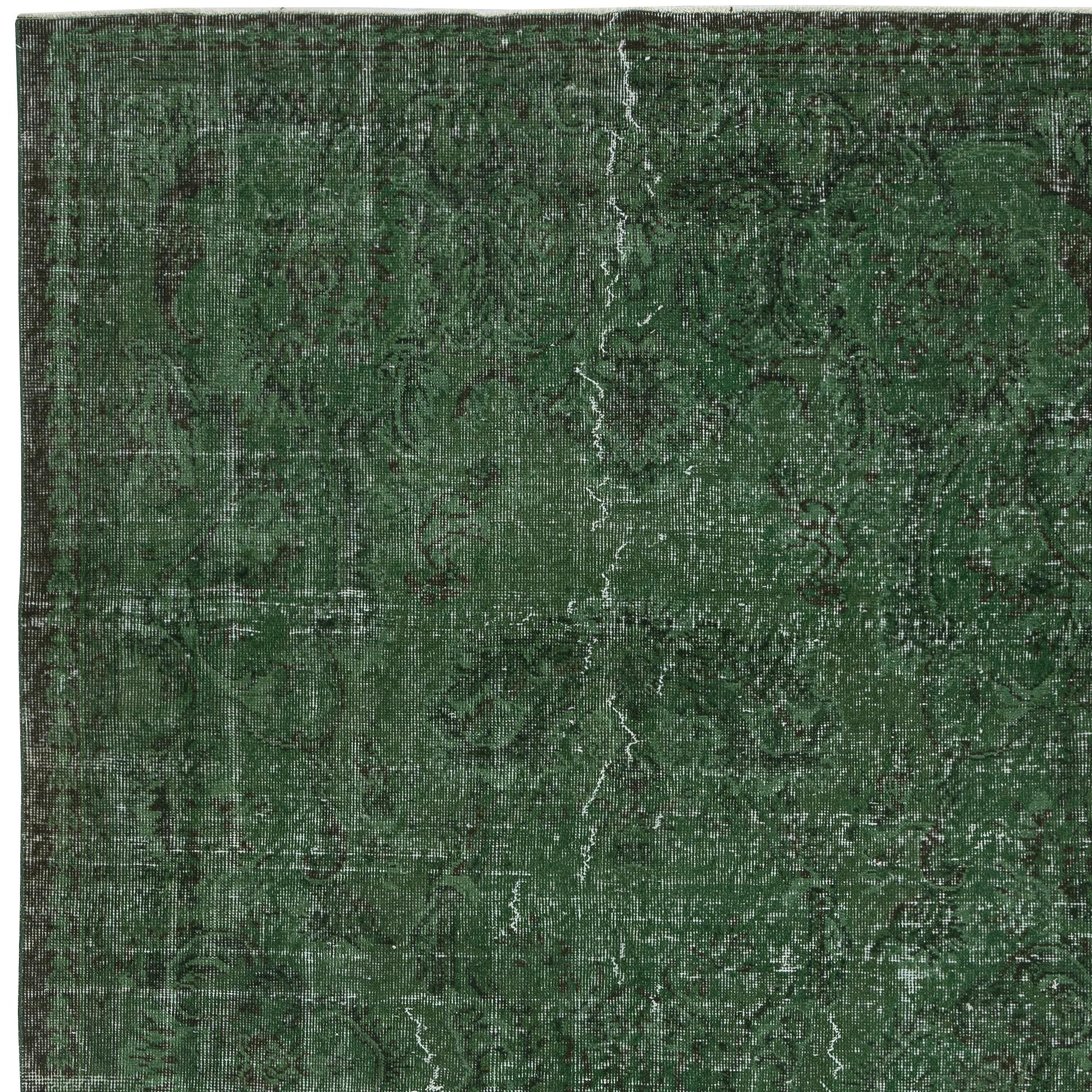 Annodato a mano Tappeto d'area in lana turca fatto a mano, vintage e afflitto, sovratinto in verde in vendita