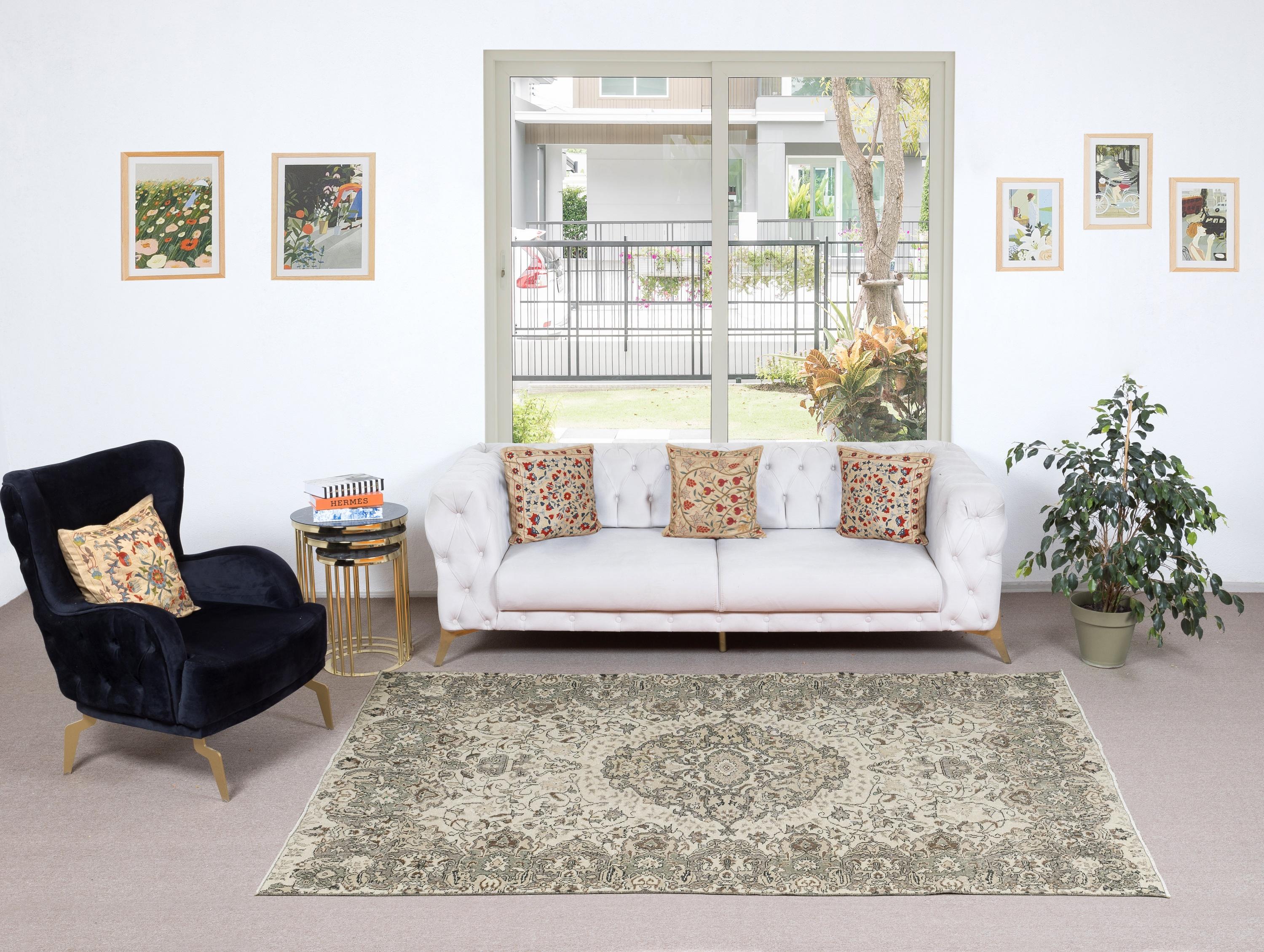 Unsere sonnenverblassten Vintage-Teppiche sind allesamt handgeknüpfte Unikate mit einer 50-70 Jahre alten Geschichte. Jeder Teppich spiegelt die jahrhundertealte türkische Teppichwebtradition wider und zeichnet sich durch einen einzigartigen