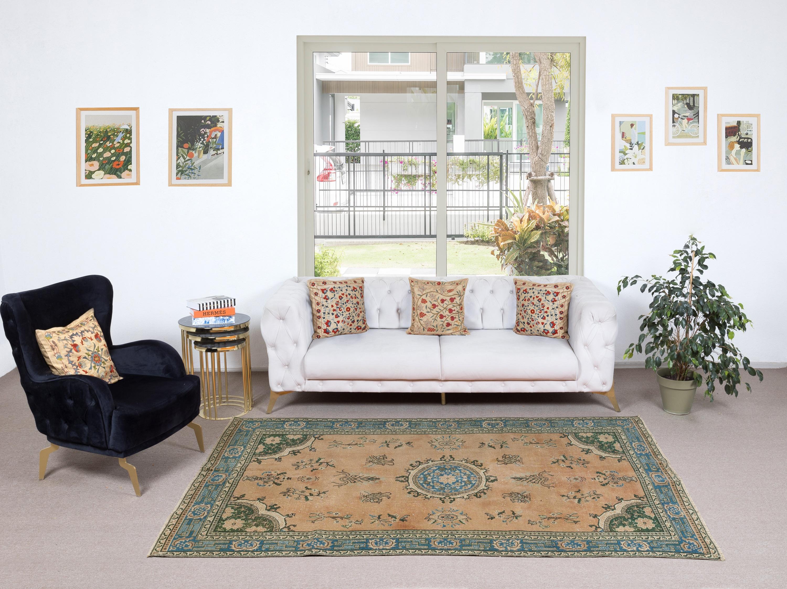 Verleihen Sie Ihrem Zuhause die zeitlose Schönheit dieses traditionellen, handgefertigten türkischen Teppichs im Vintage-Stil. Er ist ein handgeknüpftes Meisterwerk aus einer luxuriösen Mischung aus Wolle und Baumwolle. Dieser Teppich wird von