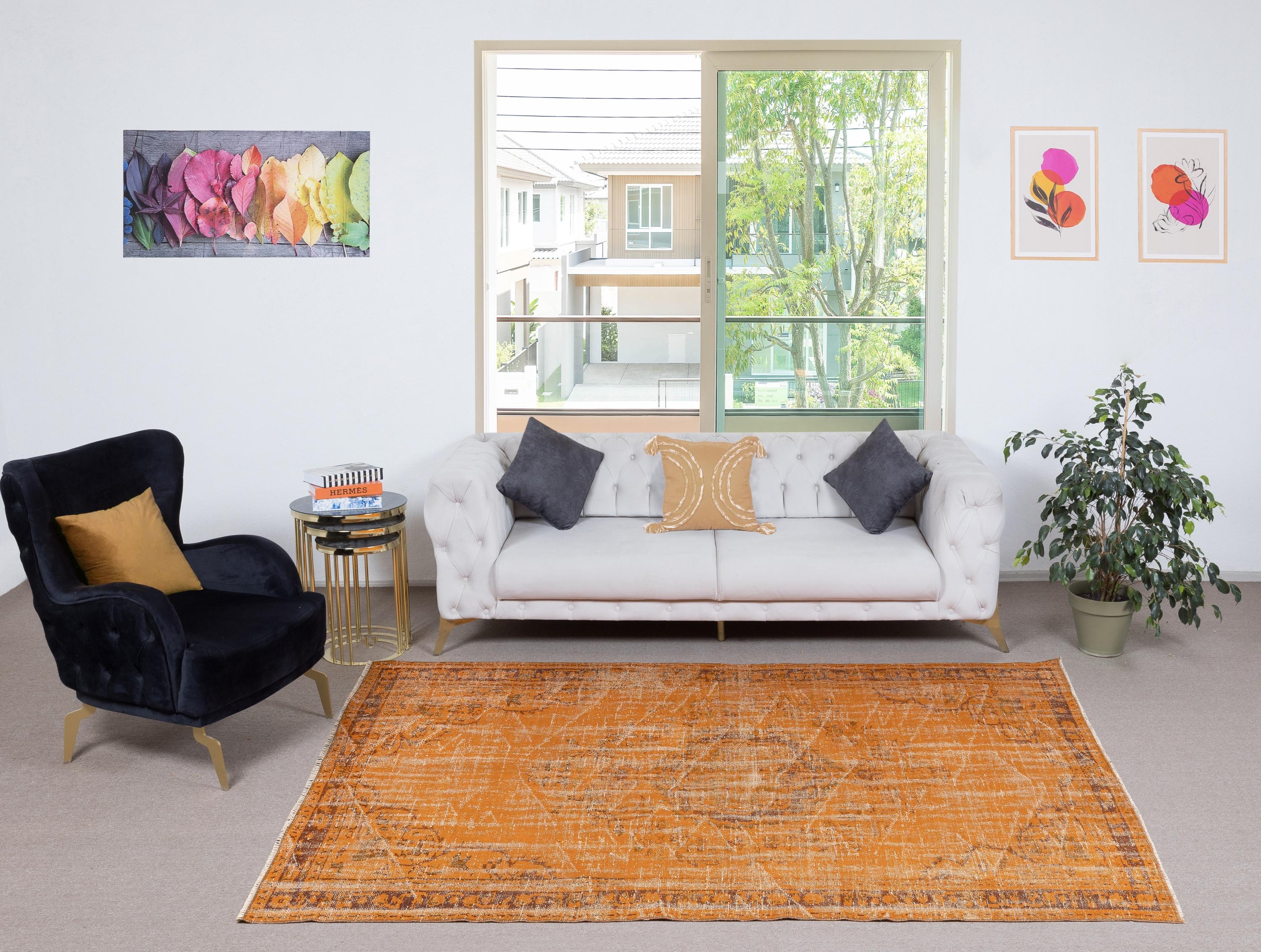 I nostri tappeti sovratinti sono tutti tappeti turchi vintage annodati a mano, accuratamente restaurati e reimmaginati nel nostro laboratorio per adattarsi a un'ampia gamma di stili di arredamento, da quello moderno e minimalista a quello costiero,