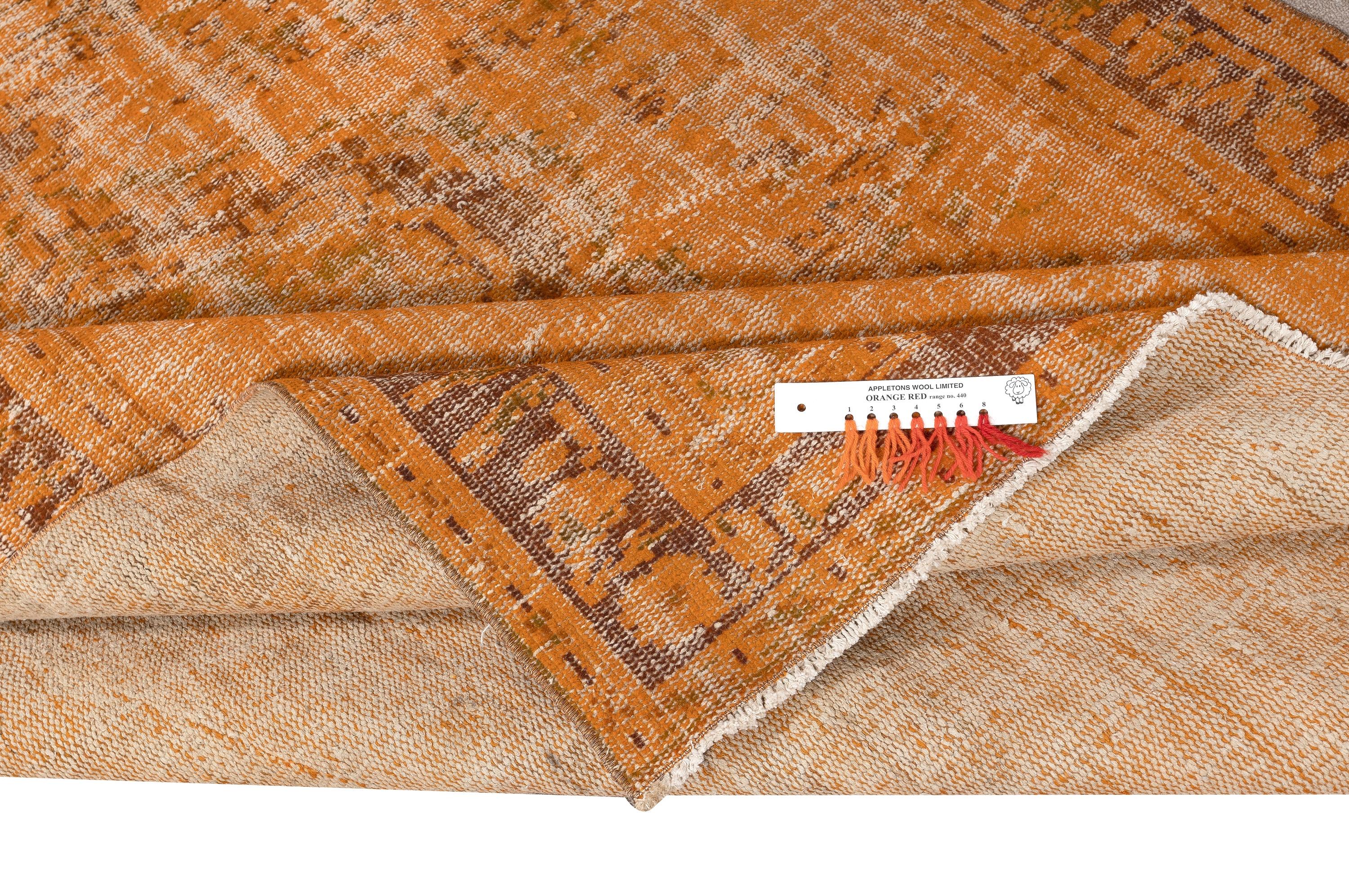 Moderno Tappeto turco vintage fatto a mano con sovratintura arancione, 5,4x9 piedi per interni moderni in vendita