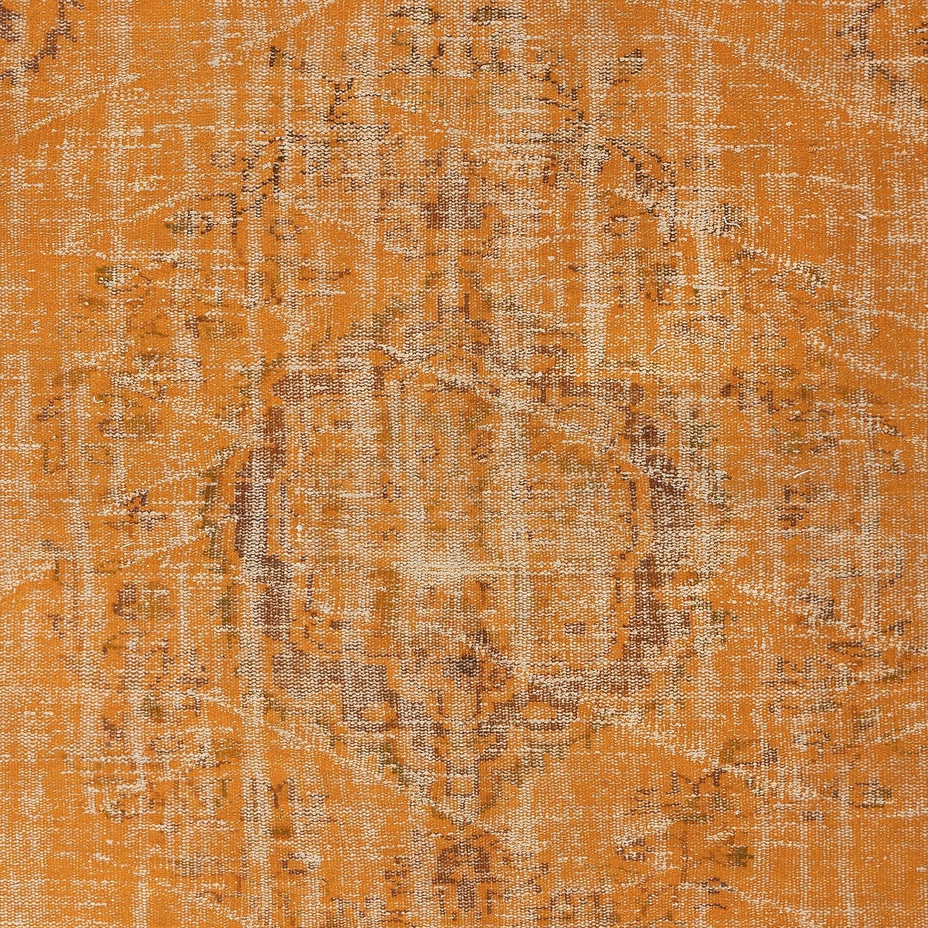 Turco Tappeto turco vintage fatto a mano con sovratintura arancione, 5,4x9 piedi per interni moderni in vendita