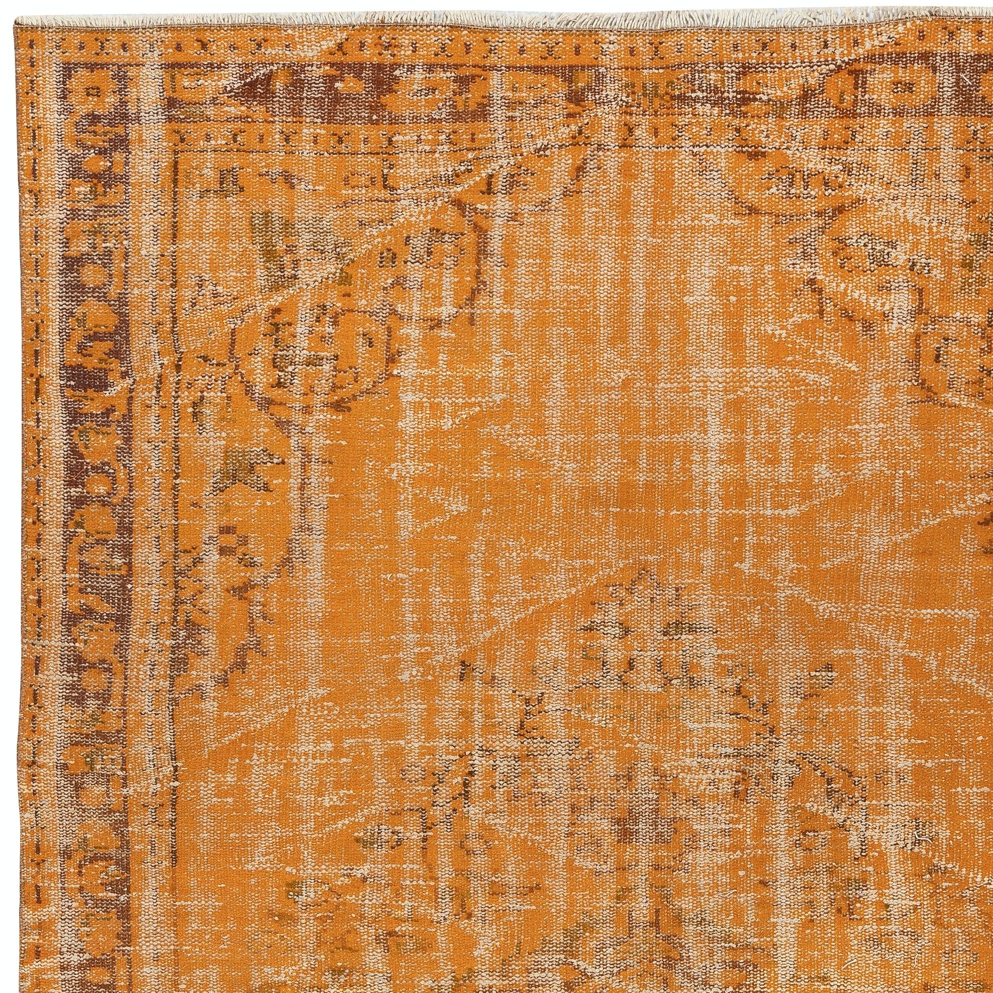 Annodato a mano Tappeto turco vintage fatto a mano con sovratintura arancione, 5,4x9 piedi per interni moderni in vendita