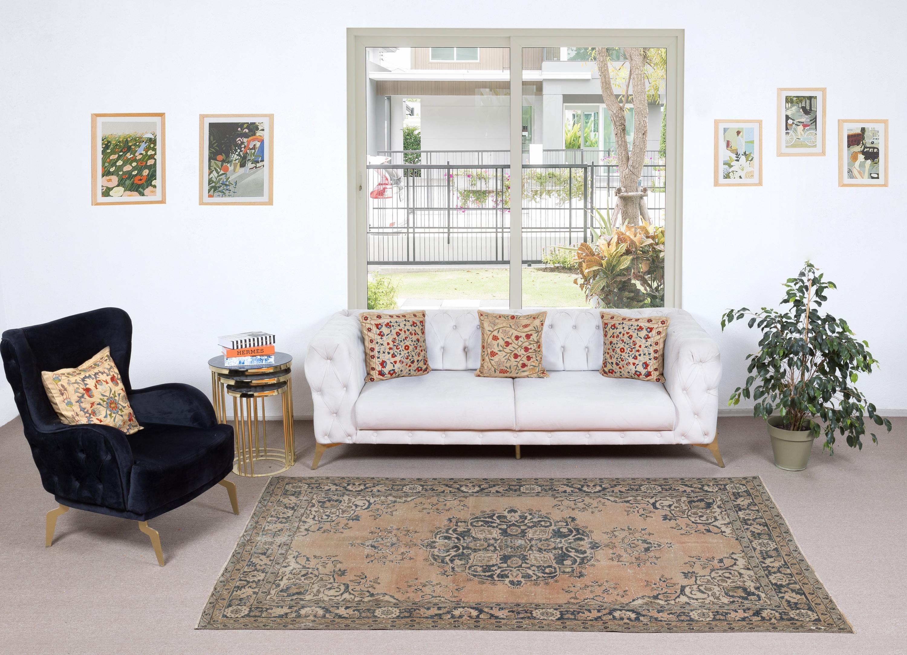 Verleihen Sie Ihrem Zuhause die zeitlose Schönheit dieses traditionellen, handgefertigten türkischen Teppichs im Vintage-Stil. Er ist ein handgeknüpftes Meisterwerk aus einer luxuriösen Mischung aus Wolle und Baumwolle. Dieser Teppich wird von