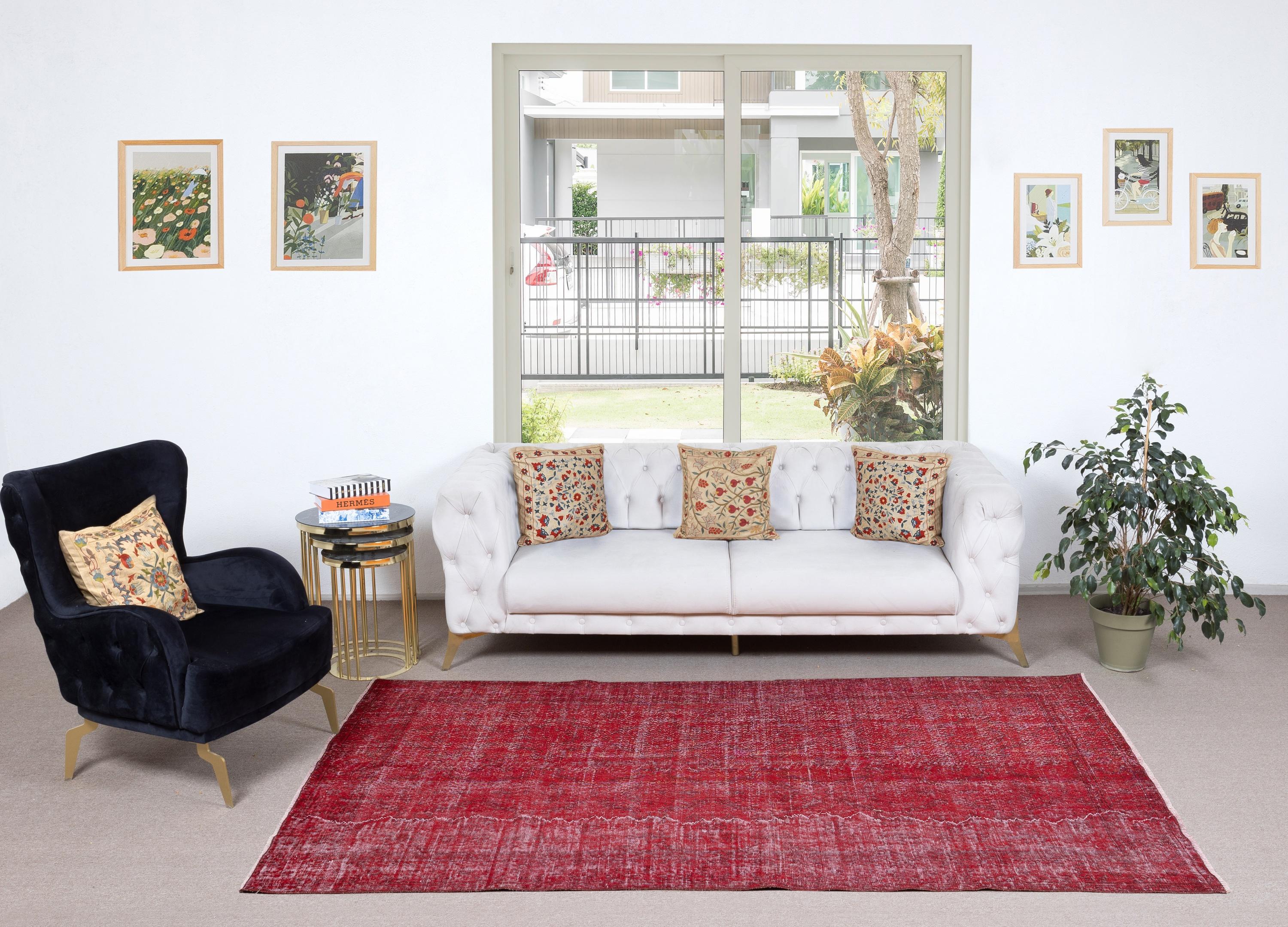 Unsere gefärbten Teppiche sind allesamt handgeknüpfte türkische Vintage-Teppiche, die in unserer Werkstatt sorgfältig restauriert und neu gestaltet wurden, damit sie zu einer breiten Palette von Einrichtungsstilen passen - von modern und