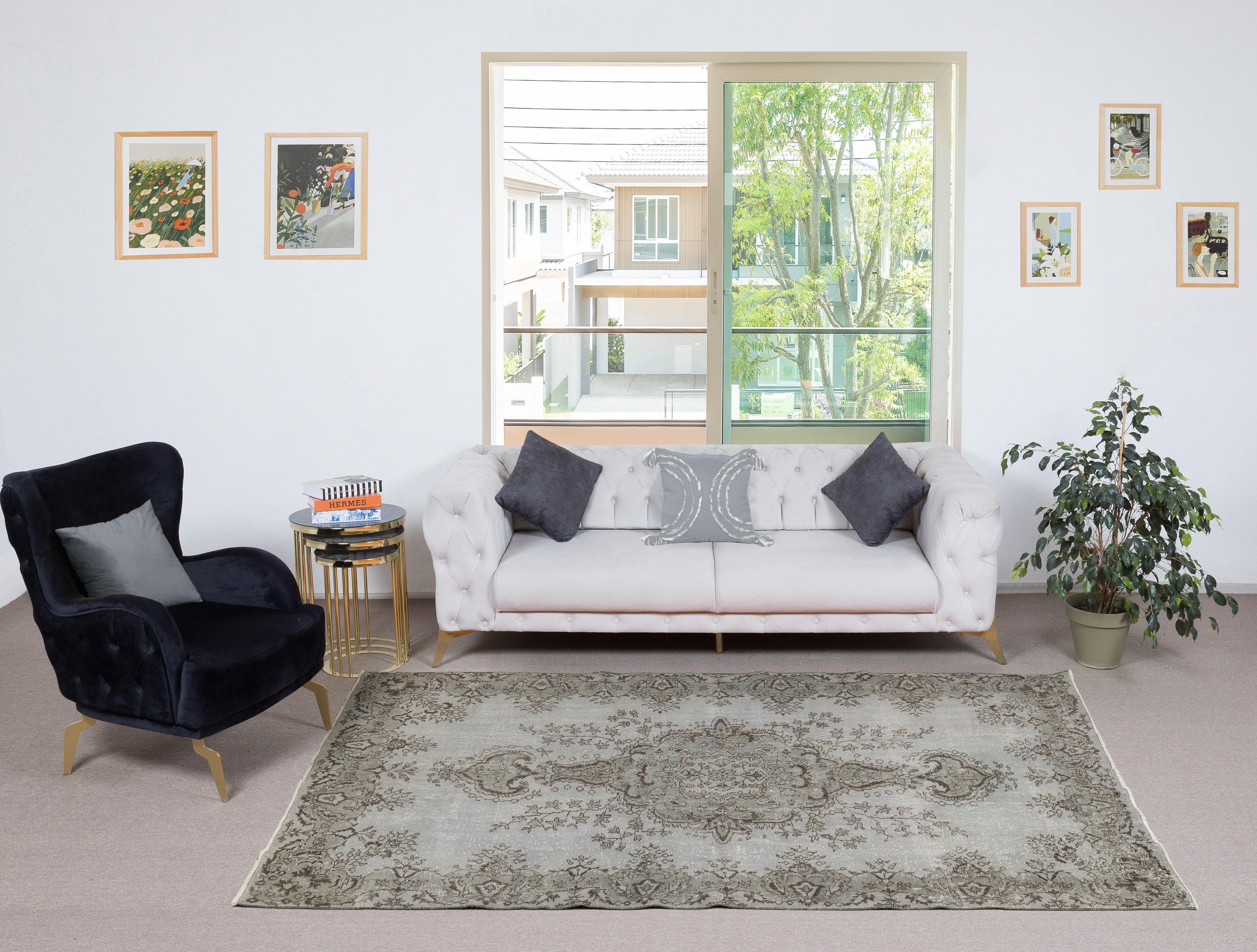 I nostri tappeti sovratinti sono tutti tappeti turchi vintage annodati a mano, accuratamente restaurati e reimmaginati nel nostro laboratorio per adattarsi a un'ampia gamma di stili di arredamento, da quello moderno e minimalista a quello costiero,