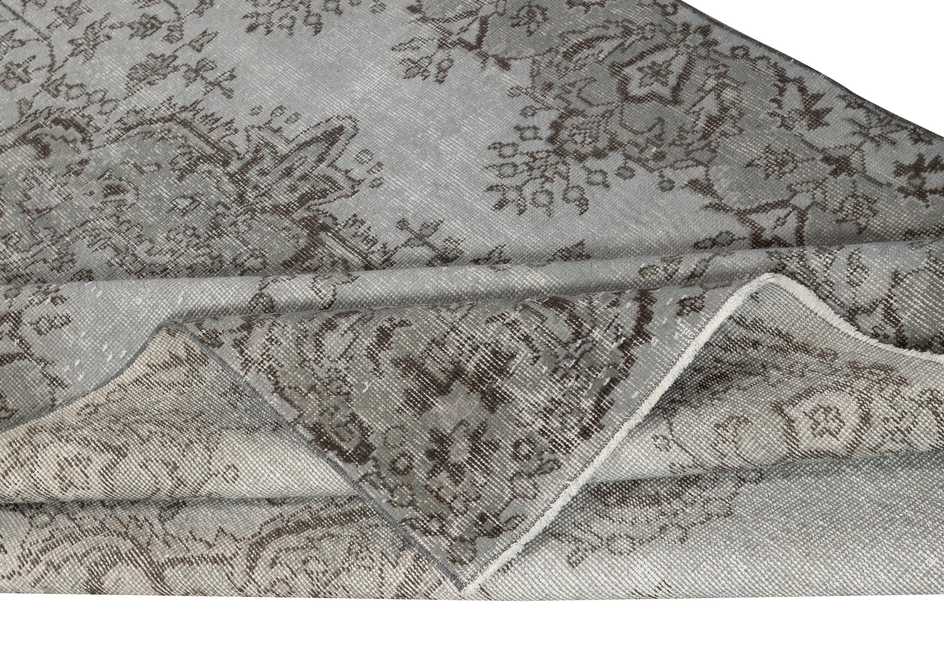 Moderno Tappeto vintage sovratinto grigio 5.4x9.3 Ft per interni moderni. Annodato a mano in Turchia in vendita