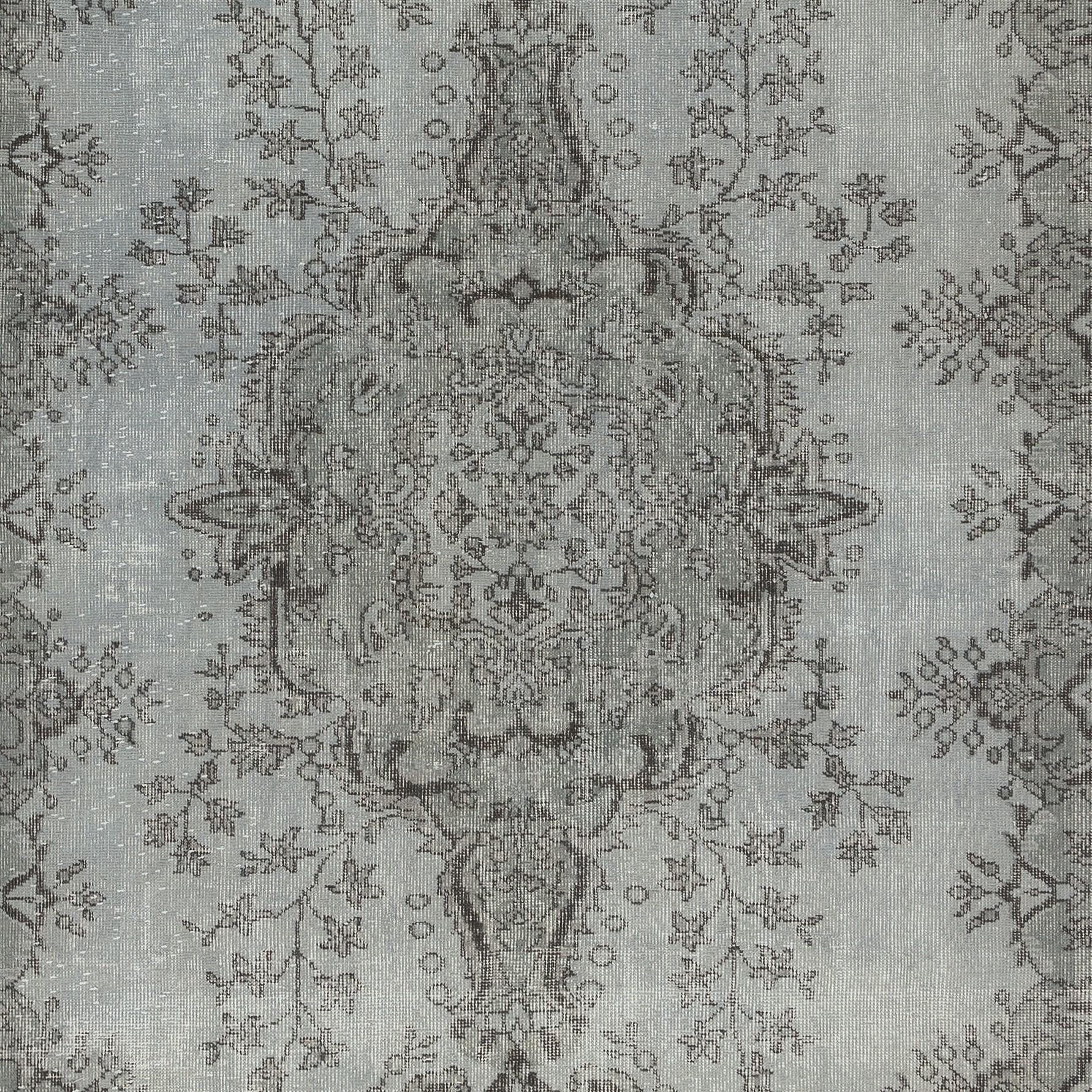 Turco Tappeto vintage sovratinto grigio 5.4x9.3 Ft per interni moderni. Annodato a mano in Turchia in vendita