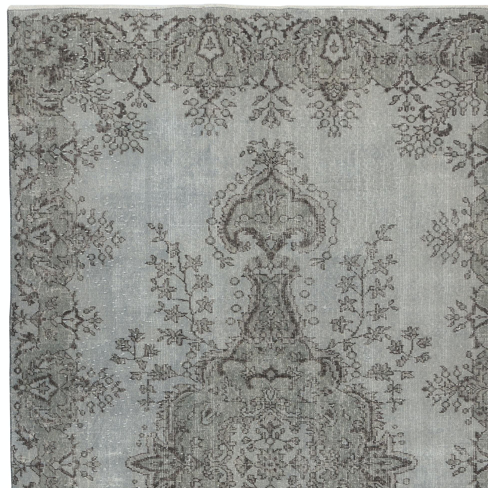 Tappeto vintage sovratinto grigio 5.4x9.3 Ft per interni moderni. Annodato a mano in Turchia In condizioni buone in vendita a Spring Valley, NY