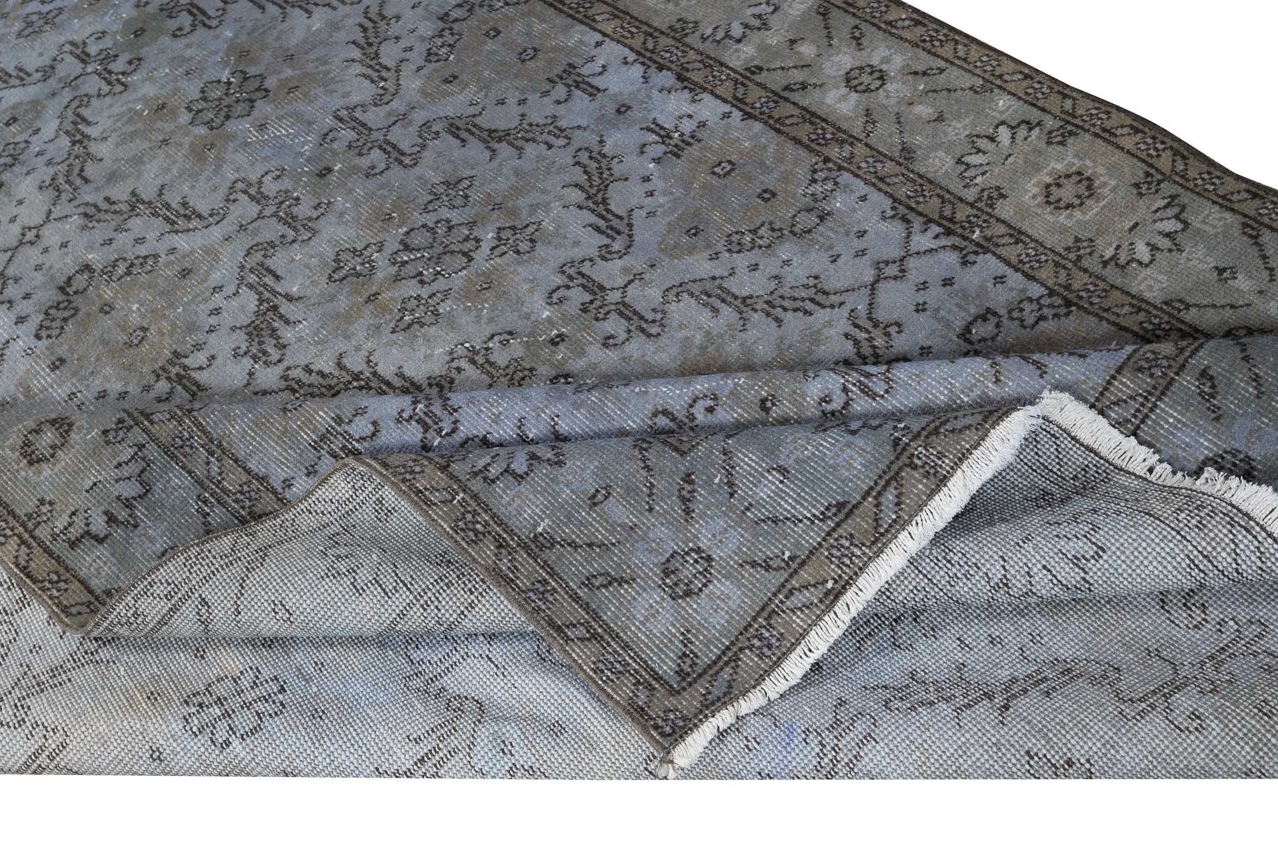 Moderno Tappeto turco vintage 5.4x9.3 Ft tinto in blu per interni moderni in vendita