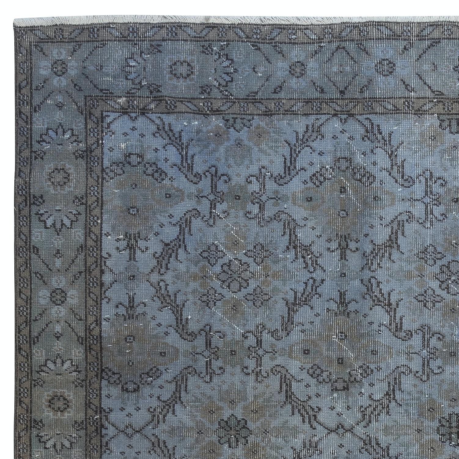 Turco Tappeto turco vintage 5.4x9.3 Ft tinto in blu per interni moderni in vendita